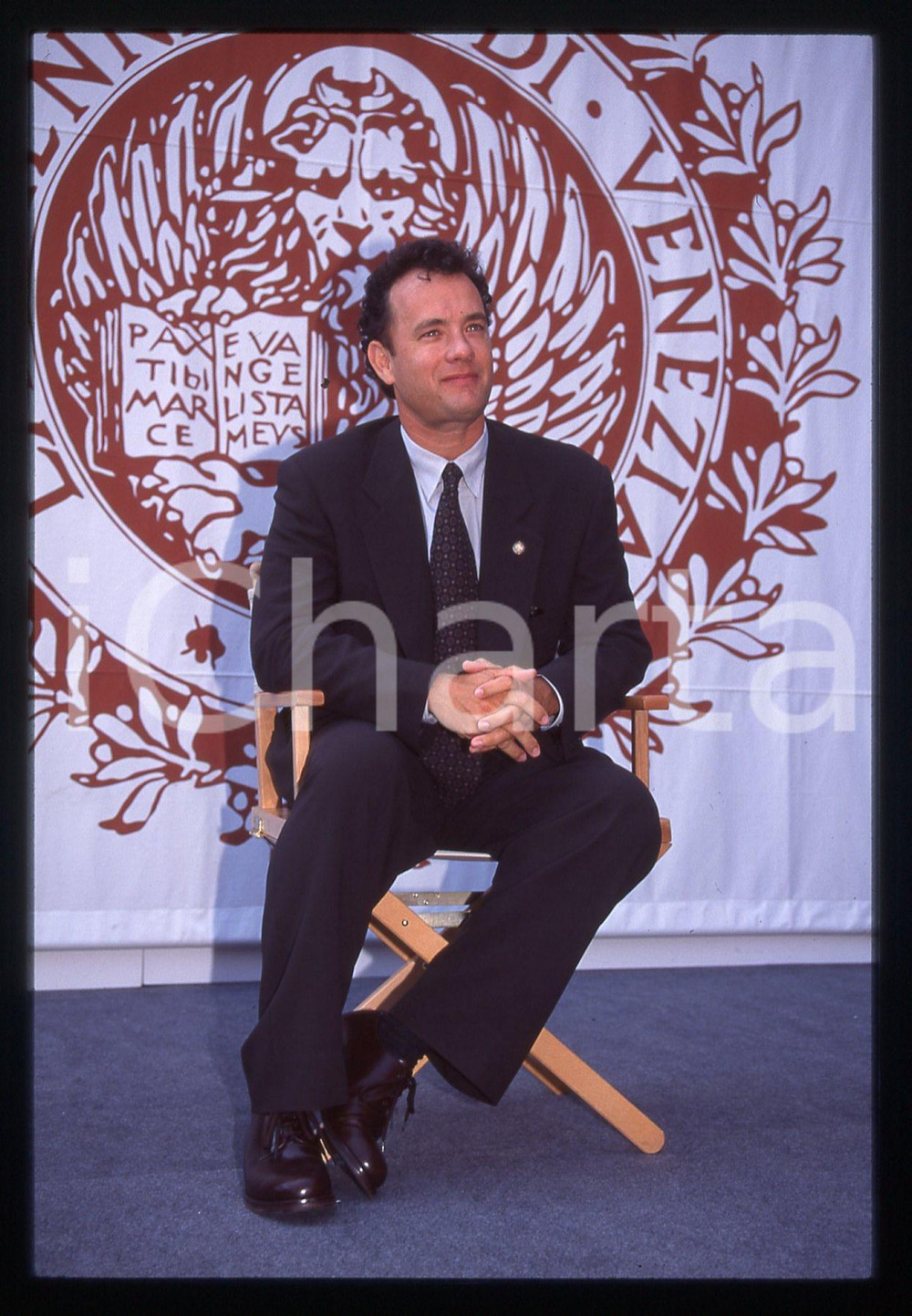 Tom HANKS - FESTIVAL CINEMA VENEZIA 1995 35 mm vintage slide 33 Diapositiva d'epoca, in formato 35 mm.CONDIZIONI: GOODE' severamente vietata la riproduzione. Tutti i diritti sono riservati.ICharta mette in vendita, sul negozio eBay e in esclusiva sul sito "icharta" il proprio archivio composto da numerose diapositive e negativi fotografici d'epoca, tutti originali e autentici, che attraversano la storia del costume italiano tra gli la fine degli anni Sessanta e Novanta.Si tratta di uno sguardo inedito sull'attualità, la politica, la vita quotidiana, il gossip e la cultura, che fotografa il cambiamento della nazione in quest'ultimo scorcio del XX secolo. Un'occasione unica per il mercato del collezionismo, che vede finalmente disponibile un archivio eccezionale per vastità, tematiche e condizioni, in un settore (il negativo fotografico e la diapositiva) di assoluta novità e dalle interessanti prospettive di investimento.  GOOD/buono   originale e autentica 1