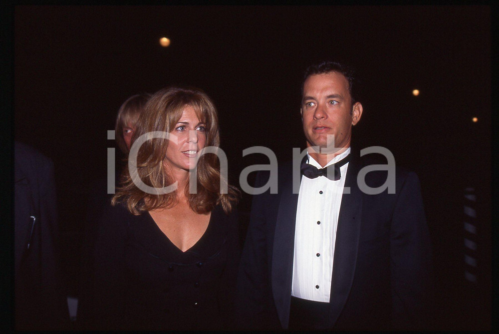Tom HANKS e Rita WILSON - FESTIVAL CINEMA CANNES 1995 ca 35 mm vintage slide 24 Diapositiva d'epoca, in formato 35 mm.CONDIZIONI: GOODE' severamente vietata la riproduzione. Tutti i diritti sono riservati.ICharta mette in vendita, sul negozio eBay e in esclusiva sul sito "icharta" il proprio archivio composto da numerose diapositive e negativi fotografici d'epoca, tutti originali e autentici, che attraversano la storia del costume italiano tra gli la fine degli anni Sessanta e Novanta.Si tratta di uno sguardo inedito sull'attualità, la politica, la vita quotidiana, il gossip e la cultura, che fotografa il cambiamento della nazione in quest'ultimo scorcio del XX secolo. Un'occasione unica per il mercato del collezionismo, che vede finalmente disponibile un archivio eccezionale per vastità, tematiche e condizioni, in un settore (il negativo fotografico e la diapositiva) di assoluta novità e dalle interessanti prospettive di investimento.  GOOD/buono   originale e autentica 1