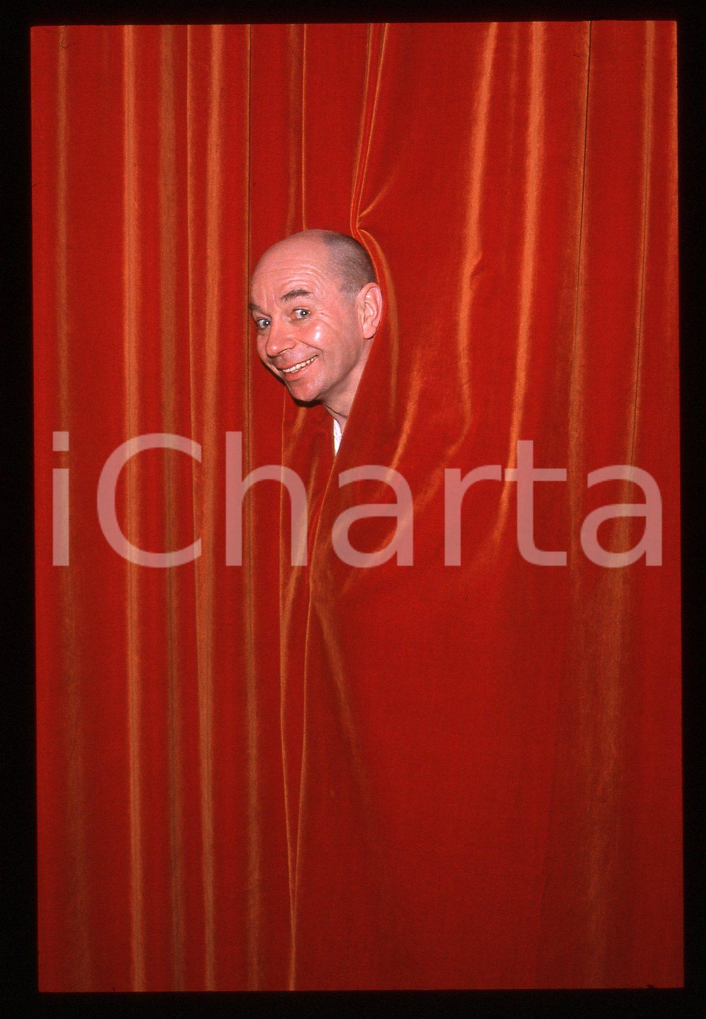 35mm vintage slide* 1990 ca TEATRO Lindsay KEMP - Ritratto dell'attore (10)  Diapositiva d'epoca, in formato 35 mm. CONDIZIONI: GOOD Tutti i diritti riservati.E' severamente vietata la riproduzione. ICharta mette in vendita, sul negozio eBay e in esclusiva sul sito "icharta" il proprio archivio composto da numerose diapositive e negativi fotografici d'epoca, tutti originali e autentici, che attraversano la storia del costume italiano tra gli la fine degli anni Sessanta e Novanta.Si tratta di uno sguardo inedito sull'attualit&agrave;, la politica, la vita quotidiana, il gossip e la cultura, che fotografa il cambiamento della nazione in quest'ultimo scorcio del XX secolo. Un'occasione unica per il mercato del collezionismo, che vede finalmente disponibile un archivio eccezionale per vastit&agrave;, tematiche e condizioni, in un settore (il negativo fotografico e la diapositiva) di assoluta novit&agrave; e dalle interessanti prospettive di investimento.New layer...    originale e autentica 1