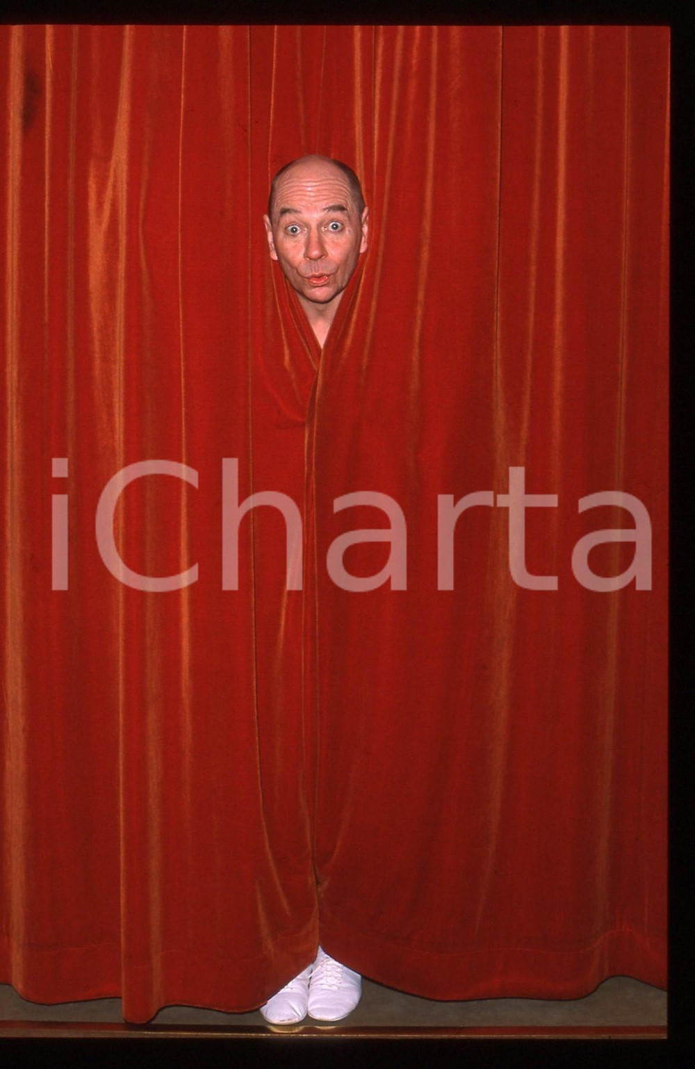 35mm vintage slide* 1990 ca TEATRO Lindsay KEMP - Ritratto dell'attore (18)  Diapositiva d'epoca, in formato 35 mm. CONDIZIONI: GOOD Tutti i diritti riservati.E' severamente vietata la riproduzione. ICharta mette in vendita, sul negozio eBay e in esclusiva sul sito "icharta" il proprio archivio composto da numerose diapositive e negativi fotografici d'epoca, tutti originali e autentici, che attraversano la storia del costume italiano tra gli la fine degli anni Sessanta e Novanta.Si tratta di uno sguardo inedito sull'attualit&agrave;, la politica, la vita quotidiana, il gossip e la cultura, che fotografa il cambiamento della nazione in quest'ultimo scorcio del XX secolo. Un'occasione unica per il mercato del collezionismo, che vede finalmente disponibile un archivio eccezionale per vastit&agrave;, tematiche e condizioni, in un settore (il negativo fotografico e la diapositiva) di assoluta novit&agrave; e dalle interessanti prospettive di investimento.New layer...    originale e autentica 1
