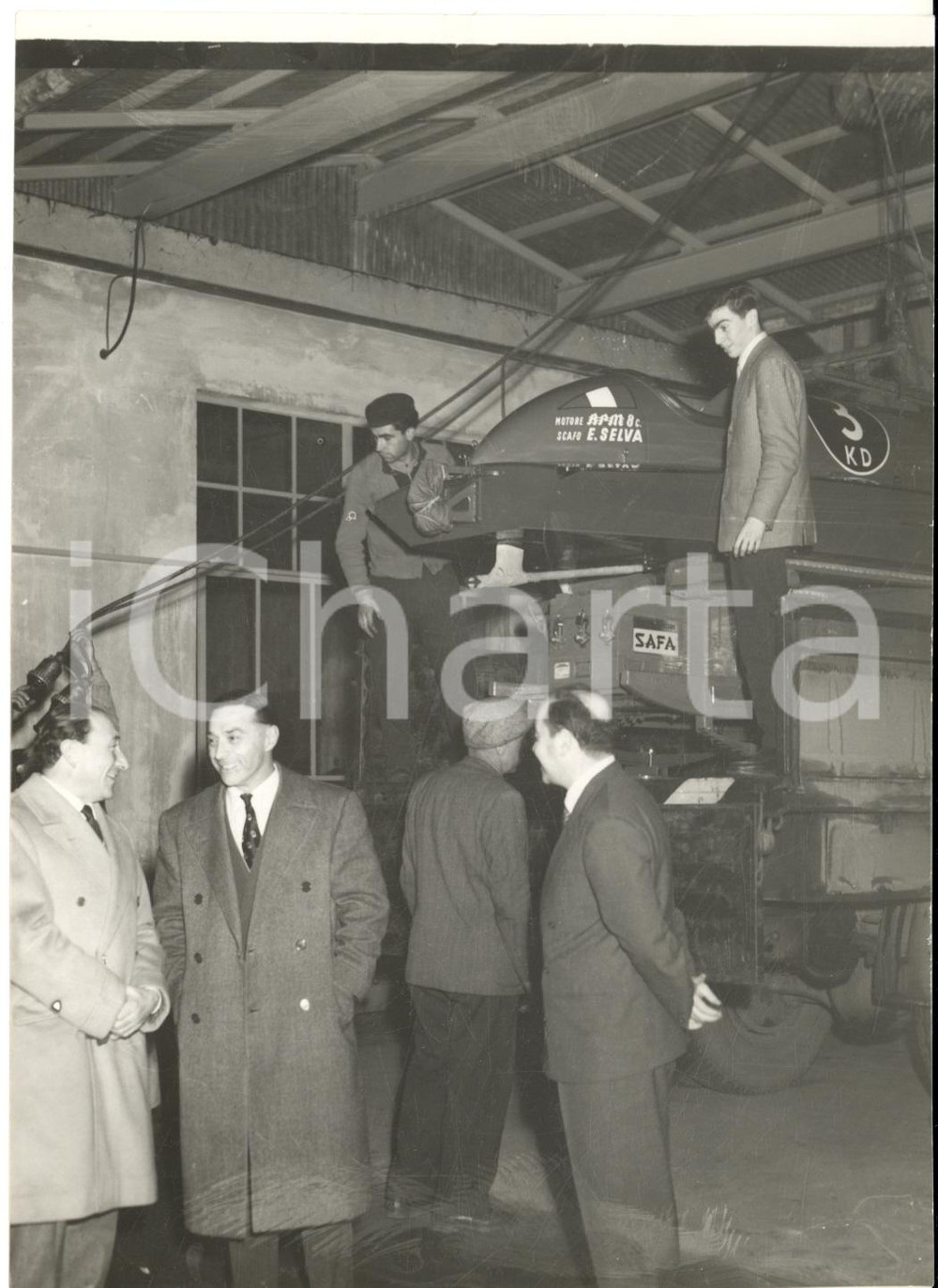 1953 MILANO MOTONAUTICA Partenza scafo Ezio SELVA per gara in America ^Foto  Fotografia d'epoca con didascalia coeva al verso.   CONDIZIONI: G (ma lieve sovraimpressione) FORMATO: 13x18 cm     originale e autentica 1