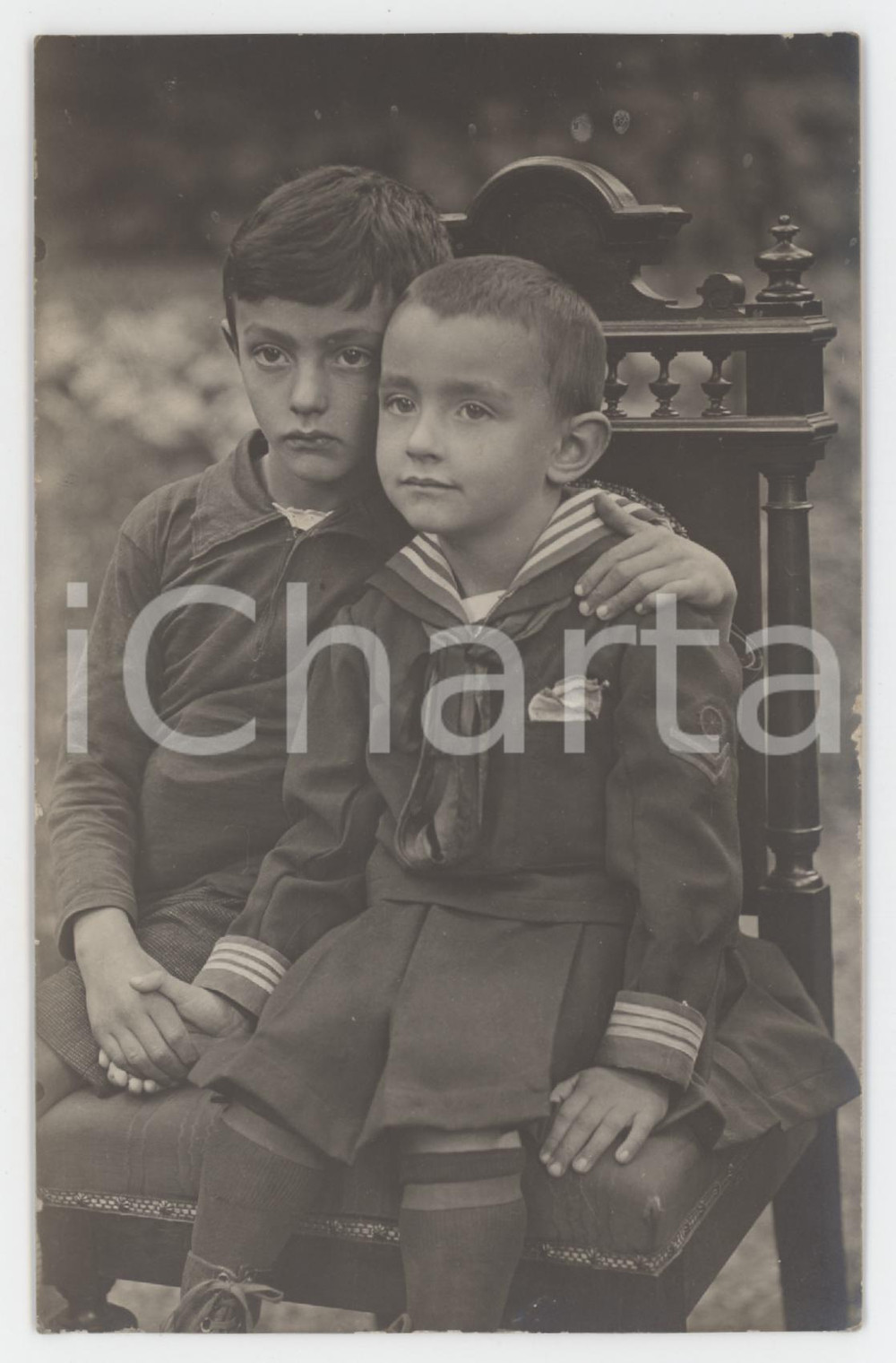 1921 BORGOSESIA Arturo ed Enrico CANTORE Ritratto di due fratelli - Foto 8x13 cm Fotografia d'epoca in formato cartolina postale, non viaggiata ma con nota manoscritta al verso. FAIR/discreto Lievi smussature agli angoli e piccola abrasione al margine destro Formato: 8x13 cm originale e autentica 1