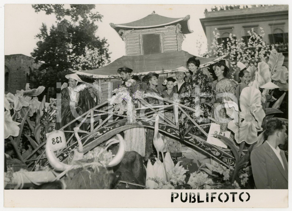 1953 PALERMO Festival del fiore - Sfilata dei carri allegorici (2) *Foto 18x13 Fotografia d'epoca con didascalia coeva al verso. CONDIZIONI: G (difetti di stampa) FORMATO: 18x13 cm    originale e autentica 1