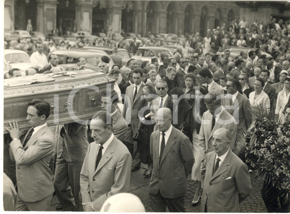 1956 TORINO Piazza San Carlo - Funerali Gianpiero COMBI dirigente JUVENTUS (2) Fotografia d'epoca con didascalia coeva al verso.CONDIZIONI: FAIR (piegature e piccoli difetti di stampa)FORMATO: 18x13 cm     originale e autentica 1