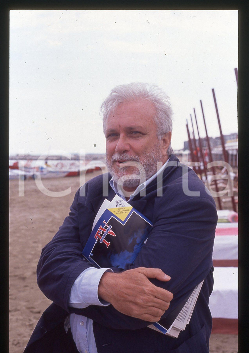 Luciano DE CRESCENZO - FESTIVAL CINEMA VENEZIA - 1990 ca 35 mm vintage slide 7 Diapositiva d'epoca, in formato 35 mm.CONDIZIONI: GOODE' severamente vietata la riproduzione. Tutti i diritti sono riservati.ICharta mette in vendita, sul negozio eBay e in esclusiva sul sito "icharta" il proprio archivio composto da numerose diapositive e negativi fotografici d'epoca, tutti originali e autentici, che attraversano la storia del costume italiano tra gli la fine degli anni Sessanta e Novanta.Si tratta di uno sguardo inedito sull'attualità, la politica, la vita quotidiana, il gossip e la cultura, che fotografa il cambiamento della nazione in quest'ultimo scorcio del XX secolo. Un'occasione unica per il mercato del collezionismo, che vede finalmente disponibile un archivio eccezionale per vastità, tematiche e condizioni, in un settore (il negativo fotografico e la diapositiva) di assoluta novità e dalle interessanti prospettive di investimento.  GOOD/buono   originale e autentica 1