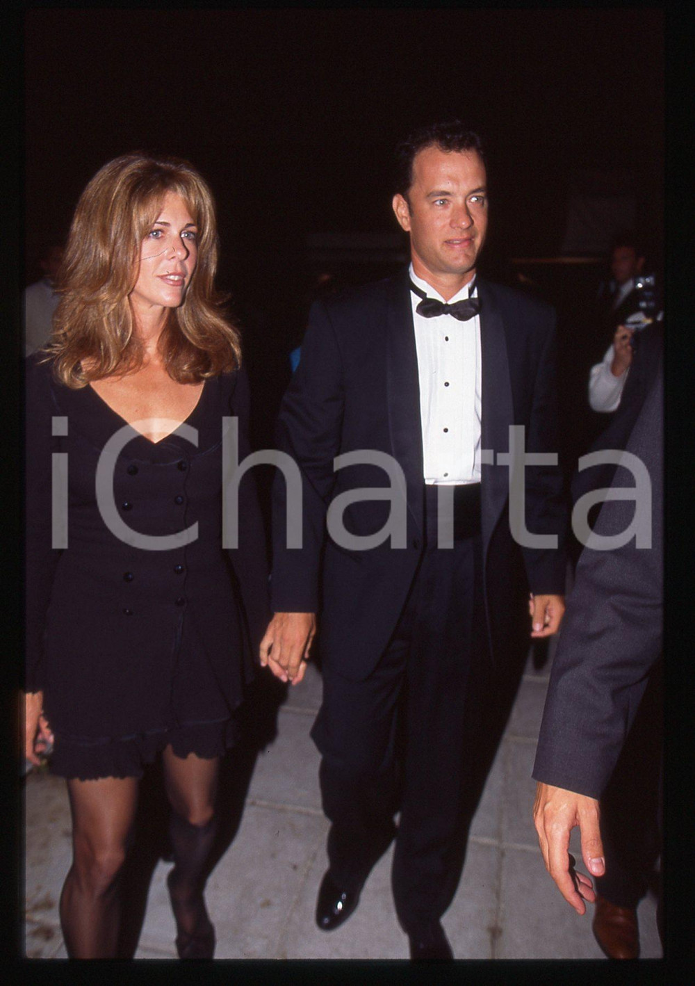 Tom HANKS e Rita WILSON - FESTIVAL CINEMA CANNES 1995 ca 35 mm vintage slide 25 Diapositiva d'epoca, in formato 35 mm.CONDIZIONI: GOODE' severamente vietata la riproduzione. Tutti i diritti sono riservati. ICharta mette in vendita, sul negozio eBay e in esclusiva sul sito "icharta" il proprio archivio composto da numerose diapositive e negativi fotografici d'epoca, tutti originali e autentici, che attraversano la storia del costume italiano tra gli la fine degli anni Sessanta e Novanta.Si tratta di uno sguardo inedito sull'attualità, la politica, la vita quotidiana, il gossip e la cultura, che fotografa il cambiamento della nazione in quest'ultimo scorcio del XX secolo. Un'occasione unica per il mercato del collezionismo, che vede finalmente disponibile un archivio eccezionale per vastità, tematiche e condizioni, in un settore (il negativo fotografico e la diapositiva) di assoluta novità e dalle interessanti prospettive di investimento.  GOOD/buono   originale e autentica 1