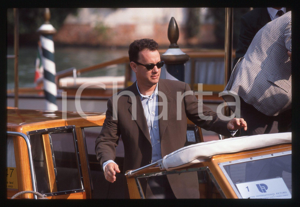 Tom HANKS - FESTIVAL CINEMA VENEZIA 1998 35 mm vintage slide 77 Diapositiva d'epoca, in formato 35 mm.CONDIZIONI: GOODE' severamente vietata la riproduzione. Tutti i diritti sono riservati.ICharta mette in vendita, sul negozio eBay e in esclusiva sul sito "icharta" il proprio archivio composto da numerose diapositive e negativi fotografici d'epoca, tutti originali e autentici, che attraversano la storia del costume italiano tra gli la fine degli anni Sessanta e Novanta.Si tratta di uno sguardo inedito sull'attualità, la politica, la vita quotidiana, il gossip e la cultura, che fotografa il cambiamento della nazione in quest'ultimo scorcio del XX secolo. Un'occasione unica per il mercato del collezionismo, che vede finalmente disponibile un archivio eccezionale per vastità, tematiche e condizioni, in un settore (il negativo fotografico e la diapositiva) di assoluta novità e dalle interessanti prospettive di investimento.  GOOD/buono   originale e autentica 1