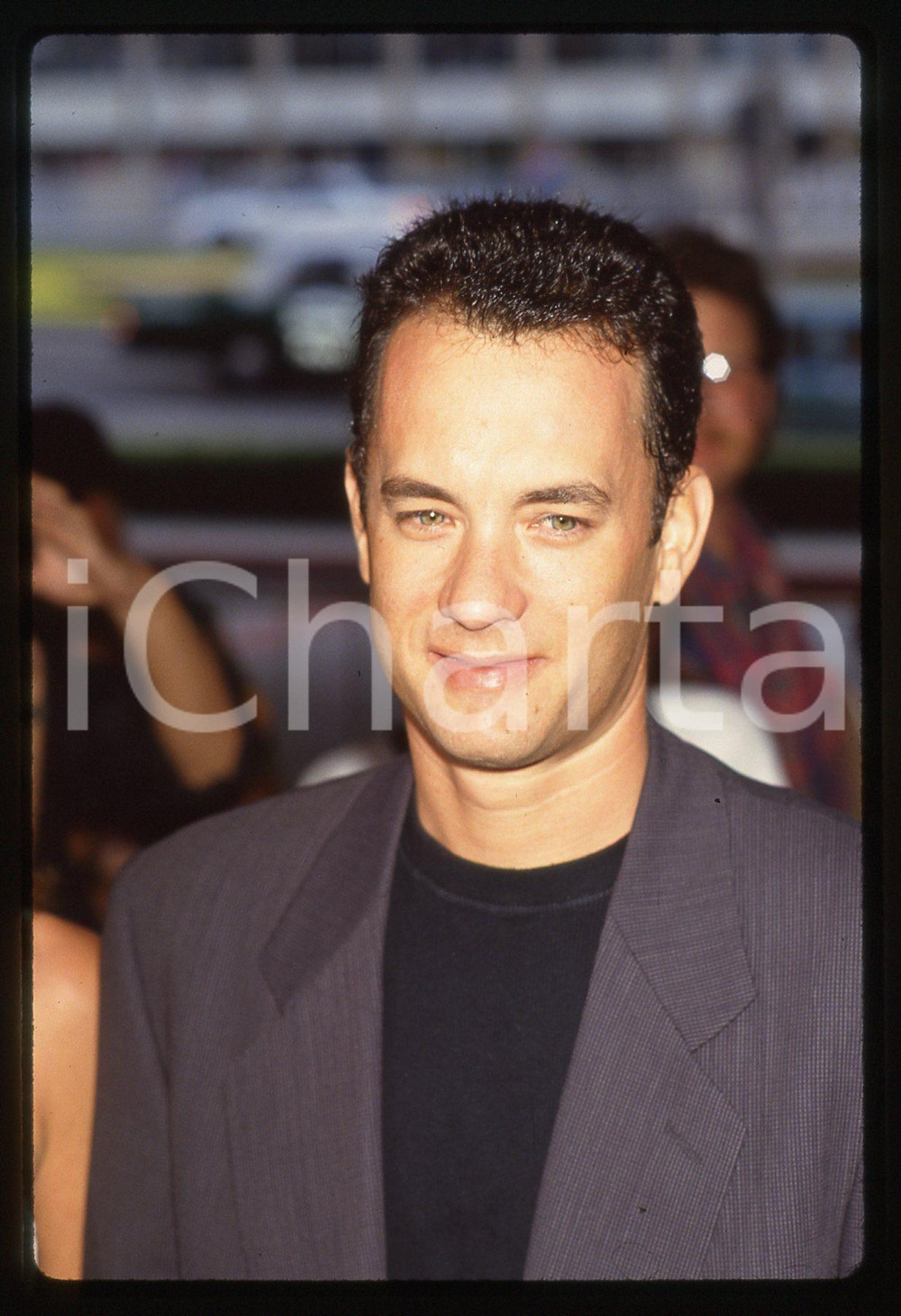 Tom HANKS - CINEMA 1995 ca 35 mm vintage slide 6 Diapositiva d'epoca, in formato 35 mm.CONDIZIONI: GOODE' severamente vietata la riproduzione. Tutti i diritti sono riservati.ICharta mette in vendita, sul negozio eBay e in esclusiva sul sito "icharta" il proprio archivio composto da numerose diapositive e negativi fotografici d'epoca, tutti originali e autentici, che attraversano la storia del costume italiano tra gli la fine degli anni Sessanta e Novanta.Si tratta di uno sguardo inedito sull'attualità, la politica, la vita quotidiana, il gossip e la cultura, che fotografa il cambiamento della nazione in quest'ultimo scorcio del XX secolo. Un'occasione unica per il mercato del collezionismo, che vede finalmente disponibile un archivio eccezionale per vastità, tematiche e condizioni, in un settore (il negativo fotografico e la diapositiva) di assoluta novità e dalle interessanti prospettive di investimento.  GOOD/buono   originale e autentica 1