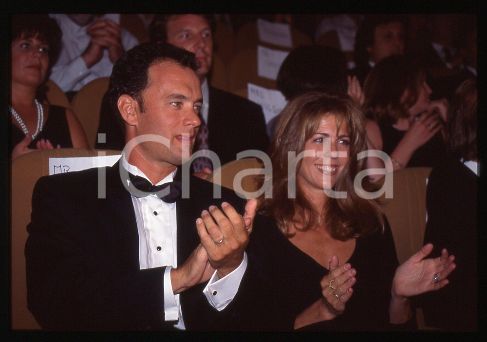Tom HANKS e Rita WILSON - FESTIVAL CINEMA CANNES 1995 ca 35 mm vintage slide 29 Diapositiva d'epoca, in formato 35 mm.CONDIZIONI: GOODE' severamente vietata la riproduzione. Tutti i diritti sono riservati.ICharta mette in vendita, sul negozio eBay e in esclusiva sul sito "icharta" il proprio archivio composto da numerose diapositive e negativi fotografici d'epoca, tutti originali e autentici, che attraversano la storia del costume italiano tra gli la fine degli anni Sessanta e Novanta.Si tratta di uno sguardo inedito sull'attualità, la politica, la vita quotidiana, il gossip e la cultura, che fotografa il cambiamento della nazione in quest'ultimo scorcio del XX secolo. Un'occasione unica per il mercato del collezionismo, che vede finalmente disponibile un archivio eccezionale per vastità, tematiche e condizioni, in un settore (il negativo fotografico e la diapositiva) di assoluta novità e dalle interessanti prospettive di investimento.  GOOD/buono   originale e autentica 1