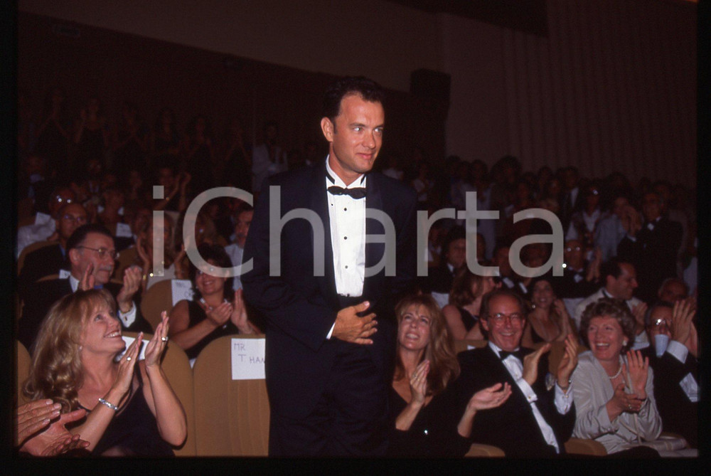 Tom HANKS e Rita WILSON - FESTIVAL CINEMA CANNES 1995 ca 35 mm vintage slide 31 Diapositiva d'epoca, in formato 35 mm.CONDIZIONI: GOODE' severamente vietata la riproduzione. Tutti i diritti sono riservati.ICharta mette in vendita, sul negozio eBay e in esclusiva sul sito "icharta" il proprio archivio composto da numerose diapositive e negativi fotografici d'epoca, tutti originali e autentici, che attraversano la storia del costume italiano tra gli la fine degli anni Sessanta e Novanta.Si tratta di uno sguardo inedito sull'attualità, la politica, la vita quotidiana, il gossip e la cultura, che fotografa il cambiamento della nazione in quest'ultimo scorcio del XX secolo. Un'occasione unica per il mercato del collezionismo, che vede finalmente disponibile un archivio eccezionale per vastità, tematiche e condizioni, in un settore (il negativo fotografico e la diapositiva) di assoluta novità e dalle interessanti prospettive di investimento.  GOOD/buono   originale e autentica 1