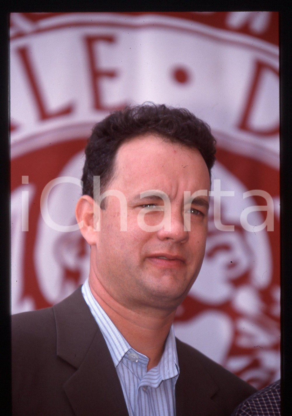Tom HANKS - FESTIVAL CINEMA VENEZIA 1998 35 mm vintage slide 78 Diapositiva d'epoca, in formato 35 mm.CONDIZIONI: GOODE' severamente vietata la riproduzione. Tutti i diritti sono riservati.ICharta mette in vendita, sul negozio eBay e in esclusiva sul sito "icharta" il proprio archivio composto da numerose diapositive e negativi fotografici d'epoca, tutti originali e autentici, che attraversano la storia del costume italiano tra gli la fine degli anni Sessanta e Novanta.Si tratta di uno sguardo inedito sull'attualità, la politica, la vita quotidiana, il gossip e la cultura, che fotografa il cambiamento della nazione in quest'ultimo scorcio del XX secolo. Un'occasione unica per il mercato del collezionismo, che vede finalmente disponibile un archivio eccezionale per vastità, tematiche e condizioni, in un settore (il negativo fotografico e la diapositiva) di assoluta novità e dalle interessanti prospettive di investimento.  GOOD/buono   originale e autentica 1