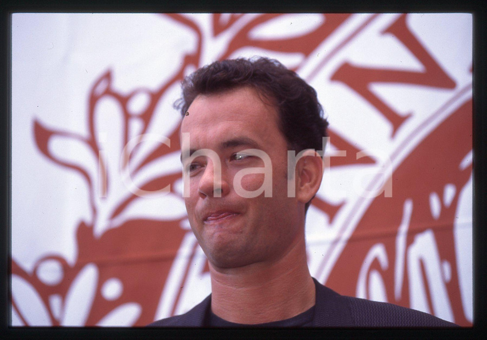 Tom HANKS - FESTIVAL CINEMA VENEZIA 1994 35 mm vintage slide 62 Diapositiva d'epoca, in formato 35 mm.CONDIZIONI: GOODE' severamente vietata la riproduzione. Tutti i diritti sono riservati. 22ICharta mette in vendita, sul negozio eBay e in esclusiva sul sito "icharta" il proprio archivio composto da numerose diapositive e negativi fotografici d'epoca, tutti originali e autentici, che attraversano la storia del costume italiano tra gli la fine degli anni Sessanta e Novanta.Si tratta di uno sguardo inedito sull'attualità, la politica, la vita quotidiana, il gossip e la cultura, che fotografa il cambiamento della nazione in quest'ultimo scorcio del XX secolo. Un'occasione unica per il mercato del collezionismo, che vede finalmente disponibile un archivio eccezionale per vastità, tematiche e condizioni, in un settore (il negativo fotografico e la diapositiva) di assoluta novità e dalle interessanti prospettive di investimento.  GOOD/buono   originale e autentica 1
