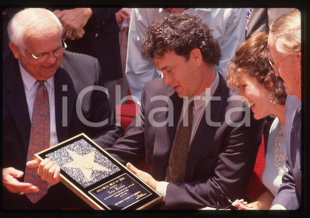 Tom HANKS e Rita WILSON - WALK OF FAME HOLLYWOOD 1992 35 mm vintage slide 2 Diapositiva d'epoca, in formato 35 mm.CONDIZIONI: GOODE' severamente vietata la riproduzione. Tutti i diritti sono riservati.ICharta mette in vendita, sul negozio eBay e in esclusiva sul sito "icharta" il proprio archivio composto da numerose diapositive e negativi fotografici d'epoca, tutti originali e autentici, che attraversano la storia del costume italiano tra gli la fine degli anni Sessanta e Novanta.Si tratta di uno sguardo inedito sull'attualità, la politica, la vita quotidiana, il gossip e la cultura, che fotografa il cambiamento della nazione in quest'ultimo scorcio del XX secolo. Un'occasione unica per il mercato del collezionismo, che vede finalmente disponibile un archivio eccezionale per vastità, tematiche e condizioni, in un settore (il negativo fotografico e la diapositiva) di assoluta novità e dalle interessanti prospettive di investimento.  GOOD/buono   originale e autentica 1