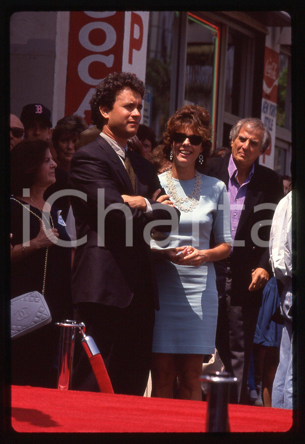 Tom HANKS e Rita WILSON - WALK OF FAME HOLLYWOOD 1992 35 mm vintage slide 3 Diapositiva d'epoca, in formato 35 mm.CONDIZIONI: GOODE' severamente vietata la riproduzione. Tutti i diritti sono riservati.ICharta mette in vendita, sul negozio eBay e in esclusiva sul sito "icharta" il proprio archivio composto da numerose diapositive e negativi fotografici d'epoca, tutti originali e autentici, che attraversano la storia del costume italiano tra gli la fine degli anni Sessanta e Novanta.Si tratta di uno sguardo inedito sull'attualità, la politica, la vita quotidiana, il gossip e la cultura, che fotografa il cambiamento della nazione in quest'ultimo scorcio del XX secolo. Un'occasione unica per il mercato del collezionismo, che vede finalmente disponibile un archivio eccezionale per vastità, tematiche e condizioni, in un settore (il negativo fotografico e la diapositiva) di assoluta novità e dalle interessanti prospettive di investimento.  GOOD/buono   originale e autentica 1