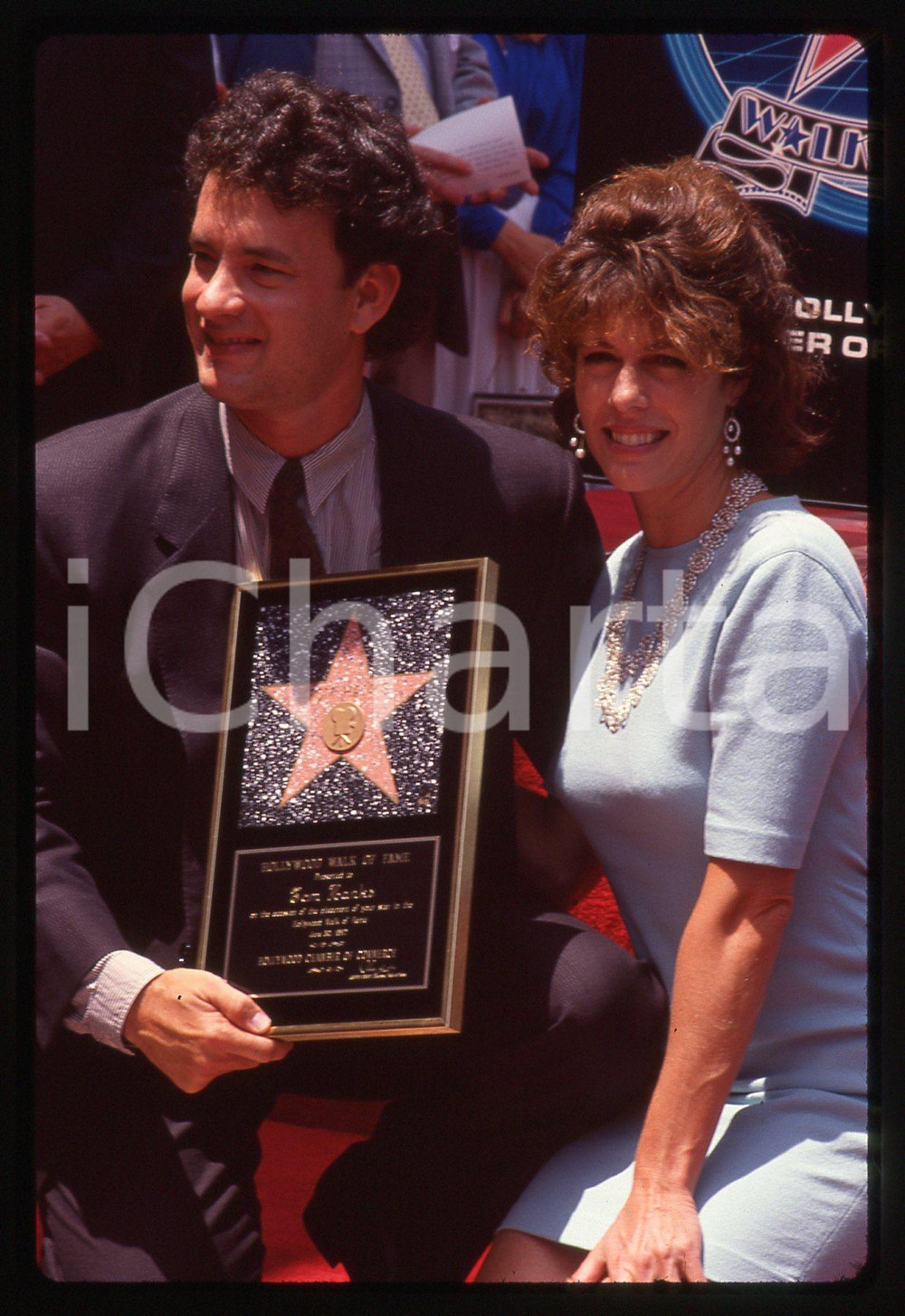 Tom HANKS e Rita WILSON - WALK OF FAME HOLLYWOOD 1992 35 mm vintage slide 7 Diapositiva d'epoca, in formato 35 mm.CONDIZIONI: GOODE' severamente vietata la riproduzione. Tutti i diritti sono riservati.ICharta mette in vendita, sul negozio eBay e in esclusiva sul sito "icharta" il proprio archivio composto da numerose diapositive e negativi fotografici d'epoca, tutti originali e autentici, che attraversano la storia del costume italiano tra gli la fine degli anni Sessanta e Novanta.Si tratta di uno sguardo inedito sull'attualità, la politica, la vita quotidiana, il gossip e la cultura, che fotografa il cambiamento della nazione in quest'ultimo scorcio del XX secolo. Un'occasione unica per il mercato del collezionismo, che vede finalmente disponibile un archivio eccezionale per vastità, tematiche e condizioni, in un settore (il negativo fotografico e la diapositiva) di assoluta novità e dalle interessanti prospettive di investimento.  GOOD/buono   originale e autentica 1