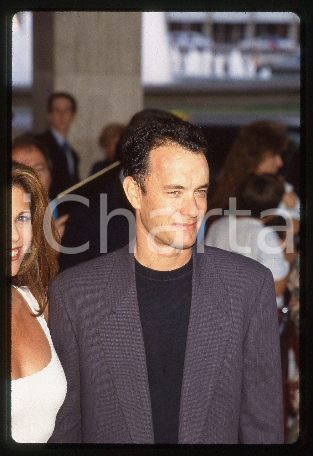 Tom HANKS - CINEMA 1995 ca 35 mm vintage slide 7 Diapositiva d'epoca, in formato 35 mm.CONDIZIONI: GOODE' severamente vietata la riproduzione. Tutti i diritti sono riservati.ICharta mette in vendita, sul negozio eBay e in esclusiva sul sito "icharta" il proprio archivio composto da numerose diapositive e negativi fotografici d'epoca, tutti originali e autentici, che attraversano la storia del costume italiano tra gli la fine degli anni Sessanta e Novanta.Si tratta di uno sguardo inedito sull'attualità, la politica, la vita quotidiana, il gossip e la cultura, che fotografa il cambiamento della nazione in quest'ultimo scorcio del XX secolo. Un'occasione unica per il mercato del collezionismo, che vede finalmente disponibile un archivio eccezionale per vastità, tematiche e condizioni, in un settore (il negativo fotografico e la diapositiva) di assoluta novità e dalle interessanti prospettive di investimento.  GOOD/buono   originale e autentica 1