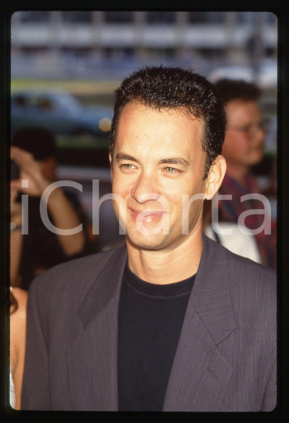Tom HANKS - CINEMA 1995 ca 35 mm vintage slide 8 Diapositiva d'epoca, in formato 35 mm.CONDIZIONI: GOODE' severamente vietata la riproduzione. Tutti i diritti sono riservati.ICharta mette in vendita, sul negozio eBay e in esclusiva sul sito "icharta" il proprio archivio composto da numerose diapositive e negativi fotografici d'epoca, tutti originali e autentici, che attraversano la storia del costume italiano tra gli la fine degli anni Sessanta e Novanta.Si tratta di uno sguardo inedito sull'attualità, la politica, la vita quotidiana, il gossip e la cultura, che fotografa il cambiamento della nazione in quest'ultimo scorcio del XX secolo. Un'occasione unica per il mercato del collezionismo, che vede finalmente disponibile un archivio eccezionale per vastità, tematiche e condizioni, in un settore (il negativo fotografico e la diapositiva) di assoluta novità e dalle interessanti prospettive di investimento.  GOOD/buono   originale e autentica 1