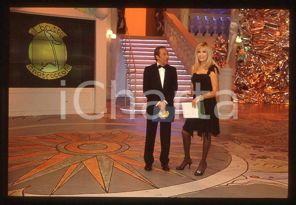 Amanda LEAR Marco BALESTRI Il brutto anatroccolo 1998 35 mm vintage slide (11) Diapositiva d'epoca, in formato 35 mm.CONDIZIONI: GOODE' severamente vietata la riproduzione. Tutti i diritti sono riservati.Nella diapositiva ICharta mette in vendita, sul negozio eBay e in esclusiva sul sito "icharta" il proprio archivio composto da numerose diapositive e negativi fotografici d'epoca, tutti originali e autentici, che attraversano la storia del costume italiano tra gli la fine degli anni Sessanta e Novanta.Si tratta di uno sguardo inedito sull'attualit&agrave;, la politica, la vita quotidiana, il gossip e la cultura, che fotografa il cambiamento della nazione in quest'ultimo scorcio del XX secolo. Un'occasione unica per il mercato del collezionismo, che vede finalmente disponibile un archivio eccezionale per vastit&agrave;, tematiche e condizioni, in un settore (il negativo fotografico e la diapositiva) di assoluta novit&agrave; e dalle interessanti prospettive di investimento.  GOOD/buono   originale e autentica 1