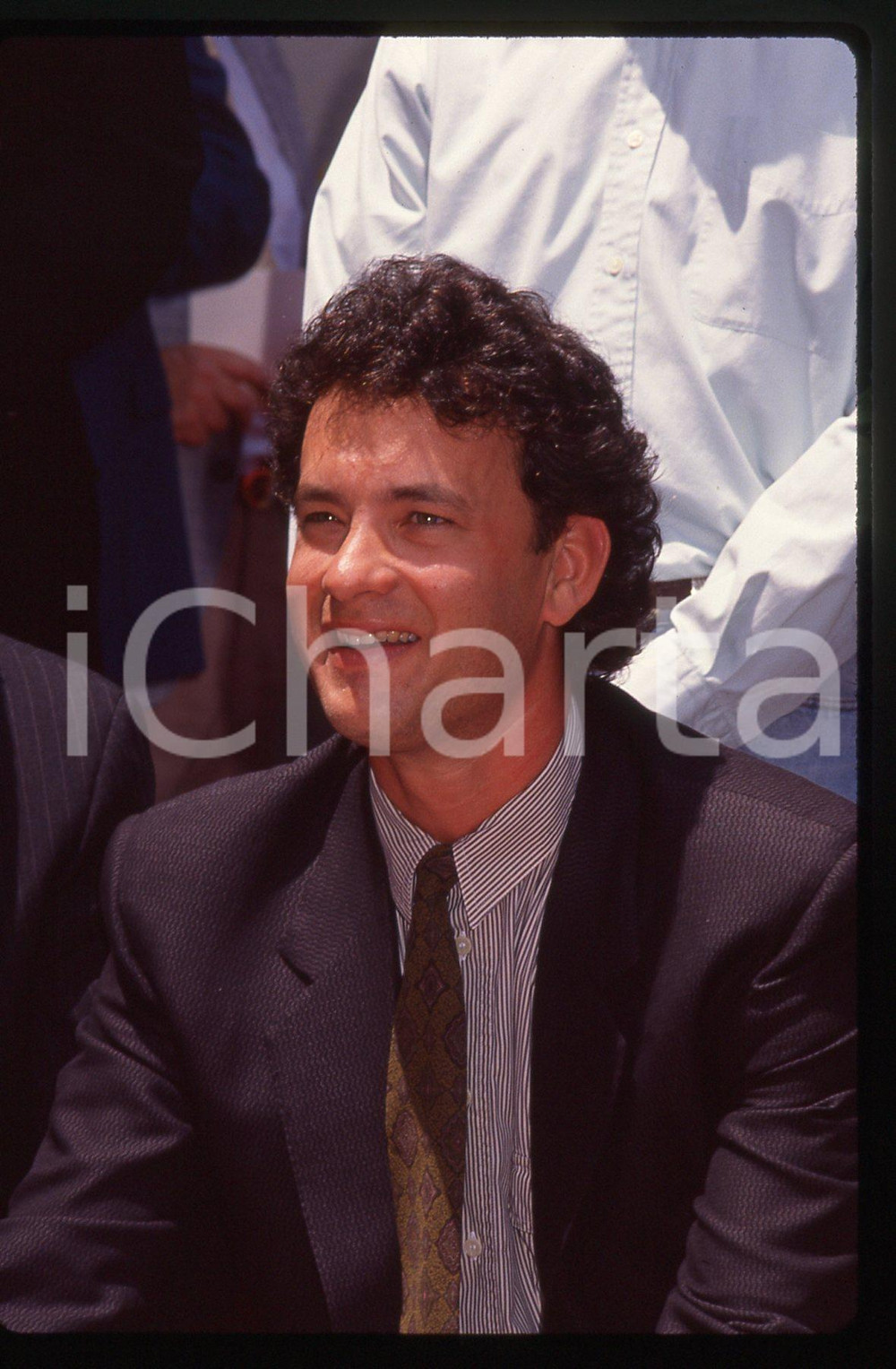 Tom HANKS - WALK OF FAME HOLLYWOOD 1992 35 mm vintage slide Diapositiva d'epoca, in formato 35 mm.CONDIZIONI: GOODE' severamente vietata la riproduzione. Tutti i diritti sono riservati.ICharta mette in vendita, sul negozio eBay e in esclusiva sul sito "icharta" il proprio archivio composto da numerose diapositive e negativi fotografici d'epoca, tutti originali e autentici, che attraversano la storia del costume italiano tra gli la fine degli anni Sessanta e Novanta.Si tratta di uno sguardo inedito sull'attualità, la politica, la vita quotidiana, il gossip e la cultura, che fotografa il cambiamento della nazione in quest'ultimo scorcio del XX secolo. Un'occasione unica per il mercato del collezionismo, che vede finalmente disponibile un archivio eccezionale per vastità, tematiche e condizioni, in un settore (il negativo fotografico e la diapositiva) di assoluta novità e dalle interessanti prospettive di investimento.  GOOD/buono   originale e autentica 1