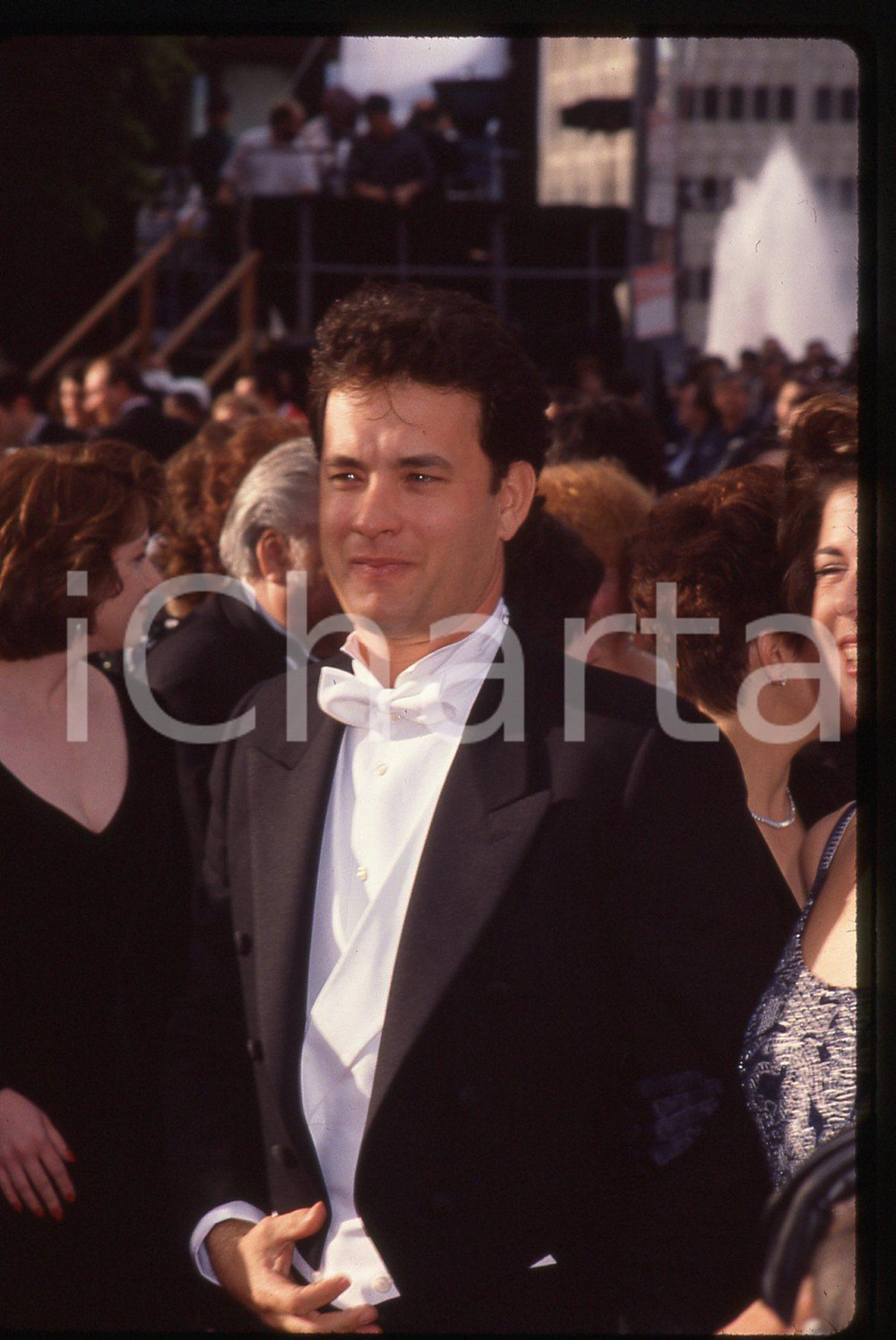 Tom HANKS - CINEMA 1995 ca 35 mm vintage slide 9 Diapositiva d'epoca, in formato 35 mm.CONDIZIONI: GOODE' severamente vietata la riproduzione. Tutti i diritti sono riservati.ICharta mette in vendita, sul negozio eBay e in esclusiva sul sito "icharta" il proprio archivio composto da numerose diapositive e negativi fotografici d'epoca, tutti originali e autentici, che attraversano la storia del costume italiano tra gli la fine degli anni Sessanta e Novanta.Si tratta di uno sguardo inedito sull'attualità, la politica, la vita quotidiana, il gossip e la cultura, che fotografa il cambiamento della nazione in quest'ultimo scorcio del XX secolo. Un'occasione unica per il mercato del collezionismo, che vede finalmente disponibile un archivio eccezionale per vastità, tematiche e condizioni, in un settore (il negativo fotografico e la diapositiva) di assoluta novità e dalle interessanti prospettive di investimento.  GOOD/buono   originale e autentica 1