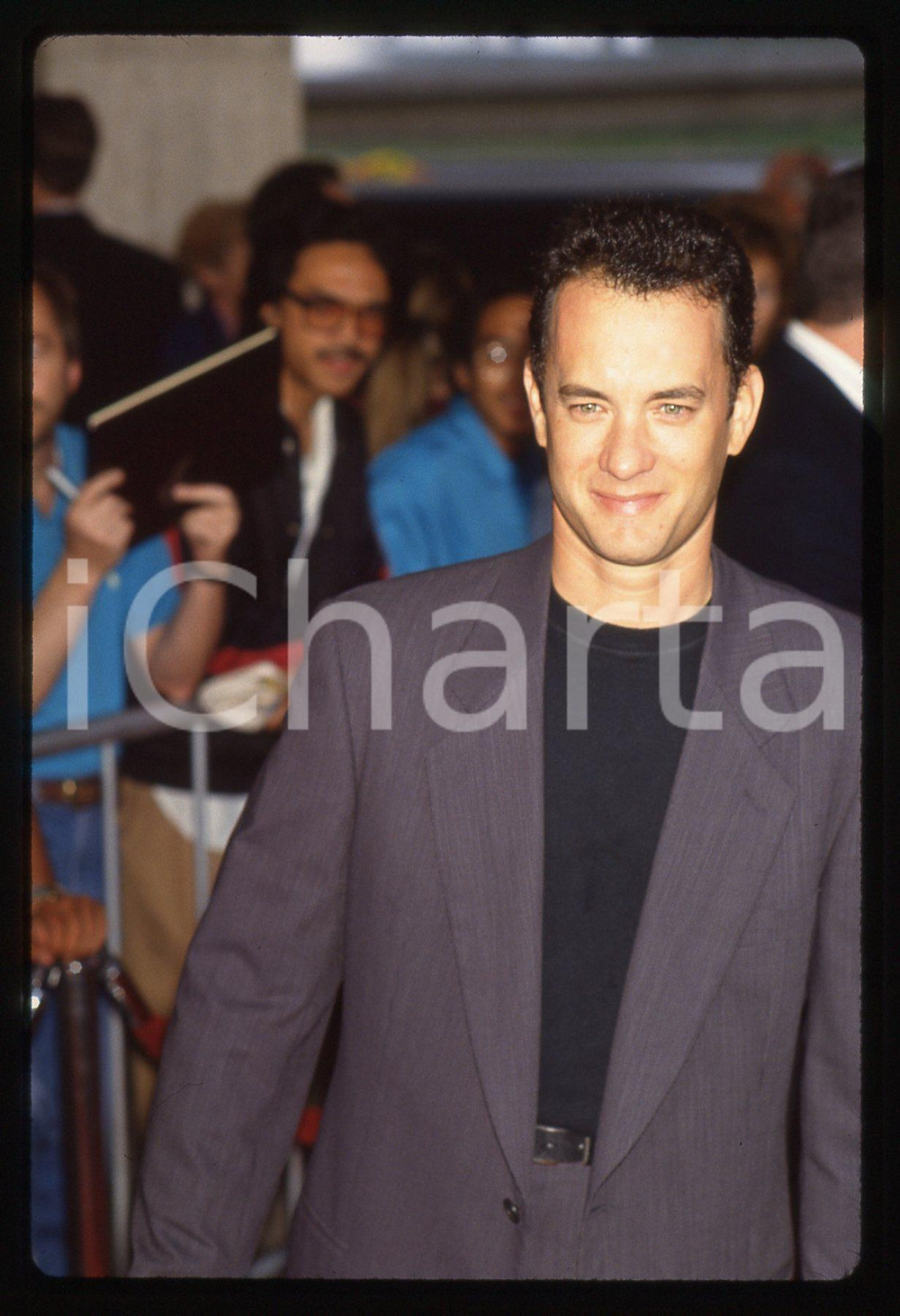 Tom HANKS - CINEMA 1995 ca 35 mm vintage slide 10 Diapositiva d'epoca, in formato 35 mm.CONDIZIONI: GOODE' severamente vietata la riproduzione. Tutti i diritti sono riservati.ICharta mette in vendita, sul negozio eBay e in esclusiva sul sito "icharta" il proprio archivio composto da numerose diapositive e negativi fotografici d'epoca, tutti originali e autentici, che attraversano la storia del costume italiano tra gli la fine degli anni Sessanta e Novanta.Si tratta di uno sguardo inedito sull'attualità, la politica, la vita quotidiana, il gossip e la cultura, che fotografa il cambiamento della nazione in quest'ultimo scorcio del XX secolo. Un'occasione unica per il mercato del collezionismo, che vede finalmente disponibile un archivio eccezionale per vastità, tematiche e condizioni, in un settore (il negativo fotografico e la diapositiva) di assoluta novità e dalle interessanti prospettive di investimento.  GOOD/buono   originale e autentica 1