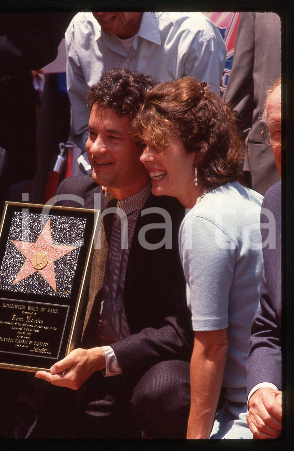 Tom HANKS e Rita WILSON - WALK OF FAME HOLLYWOOD 1992 35 mm vintage slide 9 Diapositiva d'epoca, in formato 35 mm.CONDIZIONI: GOODE' severamente vietata la riproduzione. Tutti i diritti sono riservati.ICharta mette in vendita, sul negozio eBay e in esclusiva sul sito "icharta" il proprio archivio composto da numerose diapositive e negativi fotografici d'epoca, tutti originali e autentici, che attraversano la storia del costume italiano tra gli la fine degli anni Sessanta e Novanta.Si tratta di uno sguardo inedito sull'attualità, la politica, la vita quotidiana, il gossip e la cultura, che fotografa il cambiamento della nazione in quest'ultimo scorcio del XX secolo. Un'occasione unica per il mercato del collezionismo, che vede finalmente disponibile un archivio eccezionale per vastità, tematiche e condizioni, in un settore (il negativo fotografico e la diapositiva) di assoluta novità e dalle interessanti prospettive di investimento.  GOOD/buono   originale e autentica 1