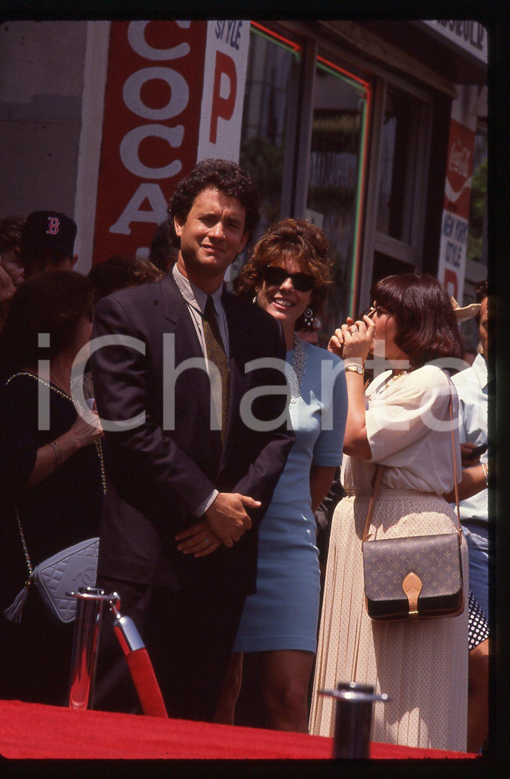 Tom HANKS e Rita WILSON - WALK OF FAME HOLLYWOOD 1992 35 mm vintage slide 13 Diapositiva d'epoca, in formato 35 mm.CONDIZIONI: GOODE' severamente vietata la riproduzione. Tutti i diritti sono riservati.ICharta mette in vendita, sul negozio eBay e in esclusiva sul sito "icharta" il proprio archivio composto da numerose diapositive e negativi fotografici d'epoca, tutti originali e autentici, che attraversano la storia del costume italiano tra gli la fine degli anni Sessanta e Novanta.Si tratta di uno sguardo inedito sull'attualità, la politica, la vita quotidiana, il gossip e la cultura, che fotografa il cambiamento della nazione in quest'ultimo scorcio del XX secolo. Un'occasione unica per il mercato del collezionismo, che vede finalmente disponibile un archivio eccezionale per vastità, tematiche e condizioni, in un settore (il negativo fotografico e la diapositiva) di assoluta novità e dalle interessanti prospettive di investimento.  GOOD/buono   originale e autentica 1
