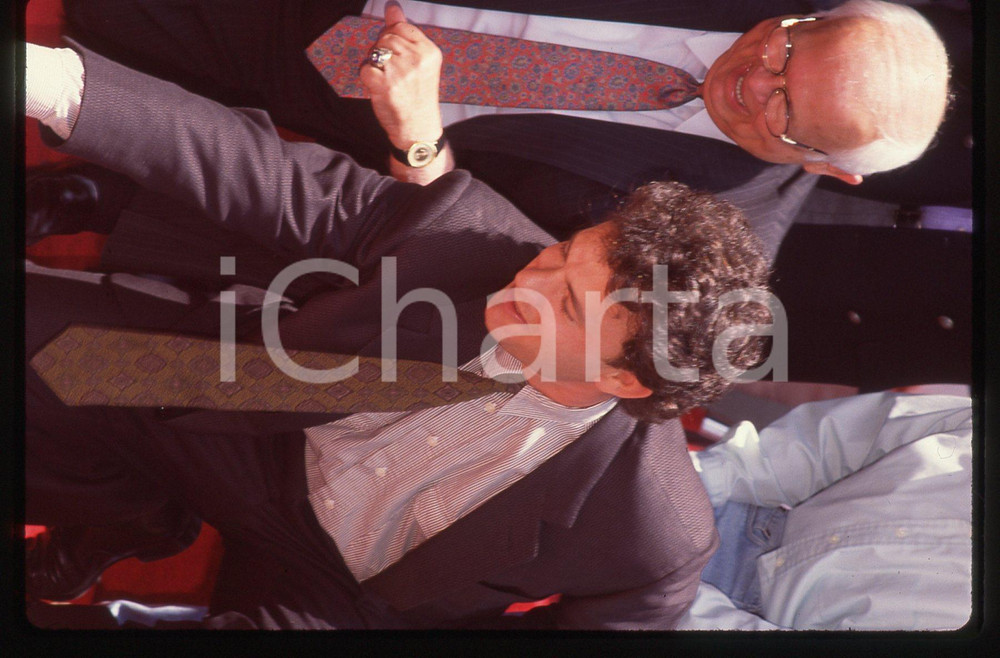 Tom HANKS - WALK OF FAME HOLLYWOOD 1992 35 mm vintage slide 3 Diapositiva d'epoca, in formato 35 mm.CONDIZIONI: GOODE' severamente vietata la riproduzione. Tutti i diritti sono riservati.ICharta mette in vendita, sul negozio eBay e in esclusiva sul sito "icharta" il proprio archivio composto da numerose diapositive e negativi fotografici d'epoca, tutti originali e autentici, che attraversano la storia del costume italiano tra gli la fine degli anni Sessanta e Novanta.Si tratta di uno sguardo inedito sull'attualità, la politica, la vita quotidiana, il gossip e la cultura, che fotografa il cambiamento della nazione in quest'ultimo scorcio del XX secolo. Un'occasione unica per il mercato del collezionismo, che vede finalmente disponibile un archivio eccezionale per vastità, tematiche e condizioni, in un settore (il negativo fotografico e la diapositiva) di assoluta novità e dalle interessanti prospettive di investimento.  GOOD/buono   originale e autentica 1