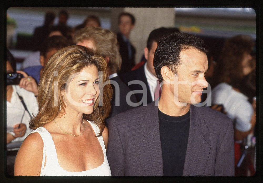 Tom HANKS e Rita WILSON - CINEMA 1995 ca 35 mm vintage slide 4 Diapositiva d'epoca, in formato 35 mm.CONDIZIONI: GOODE' severamente vietata la riproduzione. Tutti i diritti sono riservati.ICharta mette in vendita, sul negozio eBay e in esclusiva sul sito "icharta" il proprio archivio composto da numerose diapositive e negativi fotografici d'epoca, tutti originali e autentici, che attraversano la storia del costume italiano tra gli la fine degli anni Sessanta e Novanta.Si tratta di uno sguardo inedito sull'attualità, la politica, la vita quotidiana, il gossip e la cultura, che fotografa il cambiamento della nazione in quest'ultimo scorcio del XX secolo. Un'occasione unica per il mercato del collezionismo, che vede finalmente disponibile un archivio eccezionale per vastità, tematiche e condizioni, in un settore (il negativo fotografico e la diapositiva) di assoluta novità e dalle interessanti prospettive di investimento.  GOOD/buono   originale e autentica 1