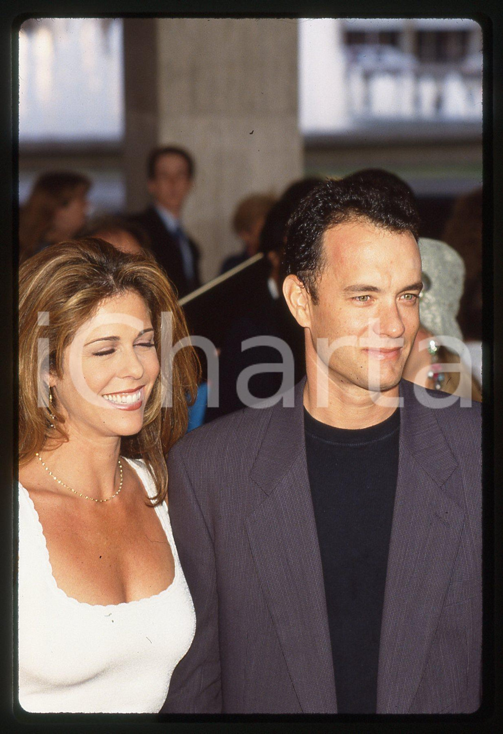 Tom HANKS e Rita WILSON - CINEMA 1995 ca 35 mm vintage slide 5 Diapositiva d'epoca, in formato 35 mm.CONDIZIONI: GOODE' severamente vietata la riproduzione. Tutti i diritti sono riservati.ICharta mette in vendita, sul negozio eBay e in esclusiva sul sito "icharta" il proprio archivio composto da numerose diapositive e negativi fotografici d'epoca, tutti originali e autentici, che attraversano la storia del costume italiano tra gli la fine degli anni Sessanta e Novanta.Si tratta di uno sguardo inedito sull'attualità, la politica, la vita quotidiana, il gossip e la cultura, che fotografa il cambiamento della nazione in quest'ultimo scorcio del XX secolo. Un'occasione unica per il mercato del collezionismo, che vede finalmente disponibile un archivio eccezionale per vastità, tematiche e condizioni, in un settore (il negativo fotografico e la diapositiva) di assoluta novità e dalle interessanti prospettive di investimento.  GOOD/buono   originale e autentica 1