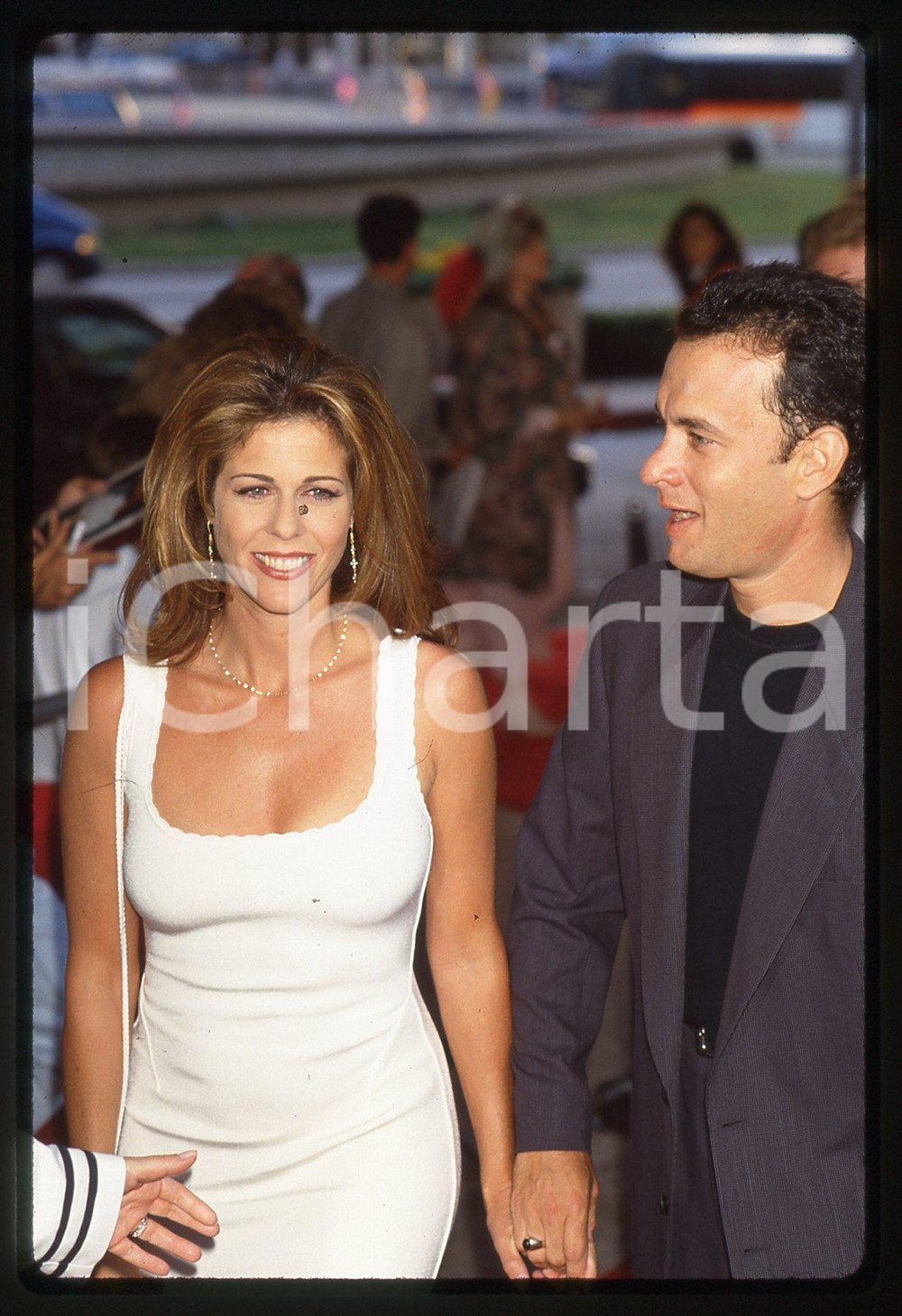 Tom HANKS e Rita WILSON - CINEMA 1995 ca 35 mm vintage slide 6 Diapositiva d'epoca, in formato 35 mm.CONDIZIONI: GOODE' severamente vietata la riproduzione. Tutti i diritti sono riservati.ICharta mette in vendita, sul negozio eBay e in esclusiva sul sito "icharta" il proprio archivio composto da numerose diapositive e negativi fotografici d'epoca, tutti originali e autentici, che attraversano la storia del costume italiano tra gli la fine degli anni Sessanta e Novanta.Si tratta di uno sguardo inedito sull'attualità, la politica, la vita quotidiana, il gossip e la cultura, che fotografa il cambiamento della nazione in quest'ultimo scorcio del XX secolo. Un'occasione unica per il mercato del collezionismo, che vede finalmente disponibile un archivio eccezionale per vastità, tematiche e condizioni, in un settore (il negativo fotografico e la diapositiva) di assoluta novità e dalle interessanti prospettive di investimento.  GOOD/buono   originale e autentica 1