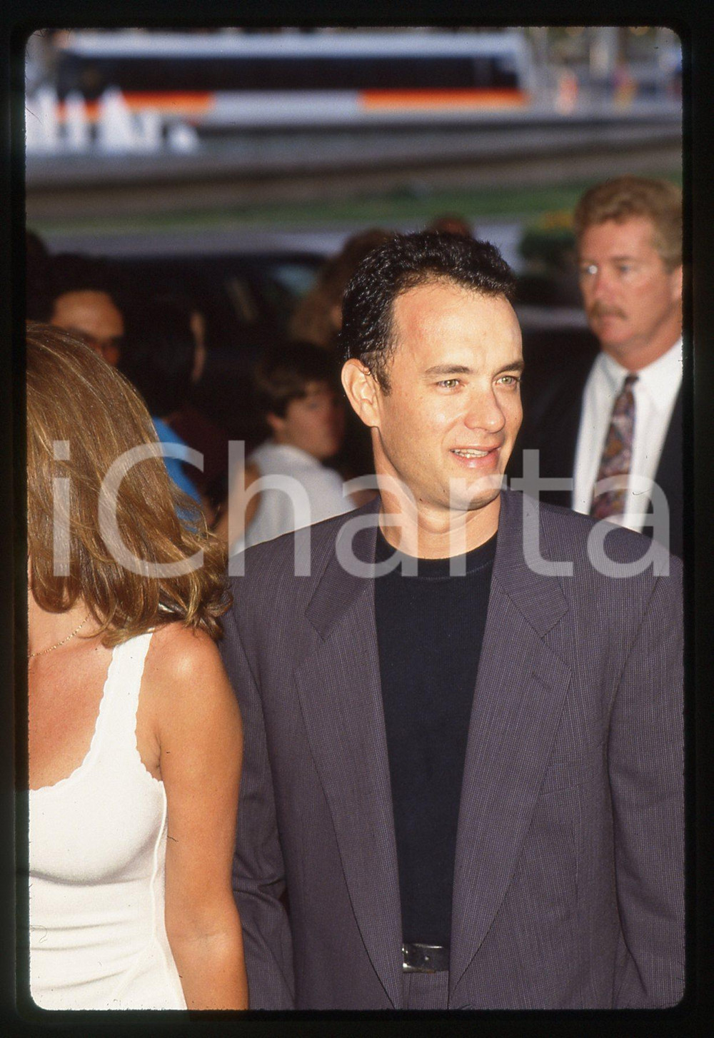 Tom HANKS e Rita WILSON - CINEMA 1995 ca 35 mm vintage slide 7 Diapositiva d'epoca, in formato 35 mm.CONDIZIONI: GOODE' severamente vietata la riproduzione. Tutti i diritti sono riservati.ICharta mette in vendita, sul negozio eBay e in esclusiva sul sito "icharta" il proprio archivio composto da numerose diapositive e negativi fotografici d'epoca, tutti originali e autentici, che attraversano la storia del costume italiano tra gli la fine degli anni Sessanta e Novanta.Si tratta di uno sguardo inedito sull'attualità, la politica, la vita quotidiana, il gossip e la cultura, che fotografa il cambiamento della nazione in quest'ultimo scorcio del XX secolo. Un'occasione unica per il mercato del collezionismo, che vede finalmente disponibile un archivio eccezionale per vastità, tematiche e condizioni, in un settore (il negativo fotografico e la diapositiva) di assoluta novità e dalle interessanti prospettive di investimento.  GOOD/buono   originale e autentica 1