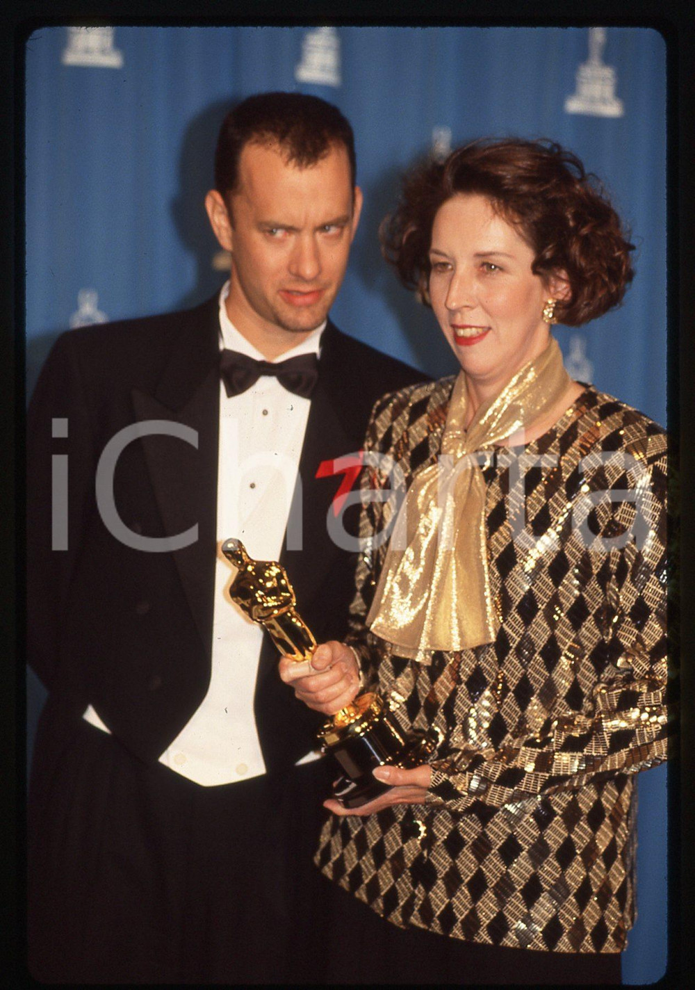 Tom HANKS e Gerardine WURZBURG - OSCAR LOS ANGELES 1993 35 mm vintage slide Diapositiva d'epoca, in formato 35 mm.CONDIZIONI: GOODE' severamente vietata la riproduzione. Tutti i diritti sono riservati.ICharta mette in vendita, sul negozio eBay e in esclusiva sul sito "icharta" il proprio archivio composto da numerose diapositive e negativi fotografici d'epoca, tutti originali e autentici, che attraversano la storia del costume italiano tra gli la fine degli anni Sessanta e Novanta.Si tratta di uno sguardo inedito sull'attualità, la politica, la vita quotidiana, il gossip e la cultura, che fotografa il cambiamento della nazione in quest'ultimo scorcio del XX secolo. Un'occasione unica per il mercato del collezionismo, che vede finalmente disponibile un archivio eccezionale per vastità, tematiche e condizioni, in un settore (il negativo fotografico e la diapositiva) di assoluta novità e dalle interessanti prospettive di investimento.  GOOD/buono   originale e autentica 1