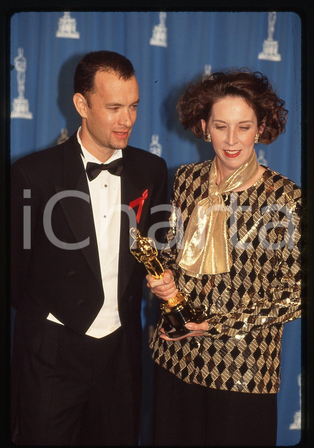 Tom HANKS e Gerardine WURZBURG - OSCAR LOS ANGELES 1993 35 mm vintage slide 2 Diapositiva d'epoca, in formato 35 mm.CONDIZIONI: GOODE' severamente vietata la riproduzione. Tutti i diritti sono riservati.ICharta mette in vendita, sul negozio eBay e in esclusiva sul sito "icharta" il proprio archivio composto da numerose diapositive e negativi fotografici d'epoca, tutti originali e autentici, che attraversano la storia del costume italiano tra gli la fine degli anni Sessanta e Novanta.Si tratta di uno sguardo inedito sull'attualità, la politica, la vita quotidiana, il gossip e la cultura, che fotografa il cambiamento della nazione in quest'ultimo scorcio del XX secolo. Un'occasione unica per il mercato del collezionismo, che vede finalmente disponibile un archivio eccezionale per vastità, tematiche e condizioni, in un settore (il negativo fotografico e la diapositiva) di assoluta novità e dalle interessanti prospettive di investimento.  GOOD/buono   originale e autentica 1