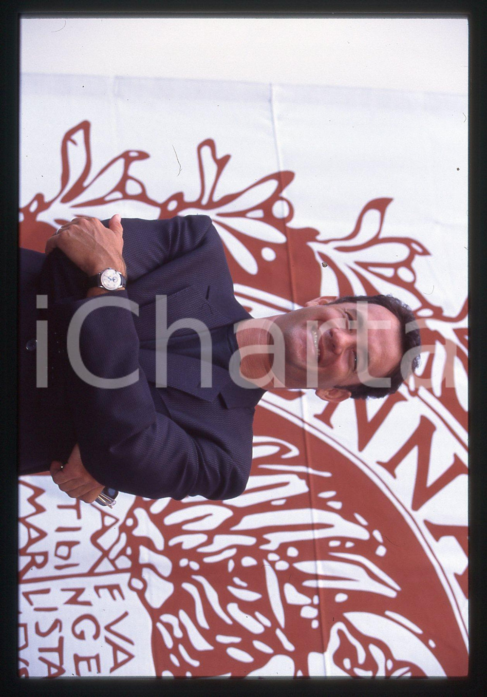 Tom HANKS - FESTIVAL CINEMA VENEZIA 1994 35 mm vintage slide 63 Diapositiva d'epoca, in formato 35 mm.CONDIZIONI: GOODE' severamente vietata la riproduzione. Tutti i diritti sono riservati.ICharta mette in vendita, sul negozio eBay e in esclusiva sul sito "icharta" il proprio archivio composto da numerose diapositive e negativi fotografici d'epoca, tutti originali e autentici, che attraversano la storia del costume italiano tra gli la fine degli anni Sessanta e Novanta.Si tratta di uno sguardo inedito sull'attualità, la politica, la vita quotidiana, il gossip e la cultura, che fotografa il cambiamento della nazione in quest'ultimo scorcio del XX secolo. Un'occasione unica per il mercato del collezionismo, che vede finalmente disponibile un archivio eccezionale per vastità, tematiche e condizioni, in un settore (il negativo fotografico e la diapositiva) di assoluta novità e dalle interessanti prospettive di investimento.  GOOD/buono   originale e autentica 1
