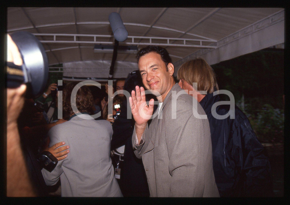 Tom HANKS - FESTIVAL CINEMA VENEZIA 1998 35 mm vintage slide 79 Diapositiva d'epoca, in formato 35 mm.CONDIZIONI: GOODE' severamente vietata la riproduzione. Tutti i diritti sono riservati.ICharta mette in vendita, sul negozio eBay e in esclusiva sul sito "icharta" il proprio archivio composto da numerose diapositive e negativi fotografici d'epoca, tutti originali e autentici, che attraversano la storia del costume italiano tra gli la fine degli anni Sessanta e Novanta.Si tratta di uno sguardo inedito sull'attualità, la politica, la vita quotidiana, il gossip e la cultura, che fotografa il cambiamento della nazione in quest'ultimo scorcio del XX secolo. Un'occasione unica per il mercato del collezionismo, che vede finalmente disponibile un archivio eccezionale per vastità, tematiche e condizioni, in un settore (il negativo fotografico e la diapositiva) di assoluta novità e dalle interessanti prospettive di investimento.  GOOD/buono   originale e autentica 1