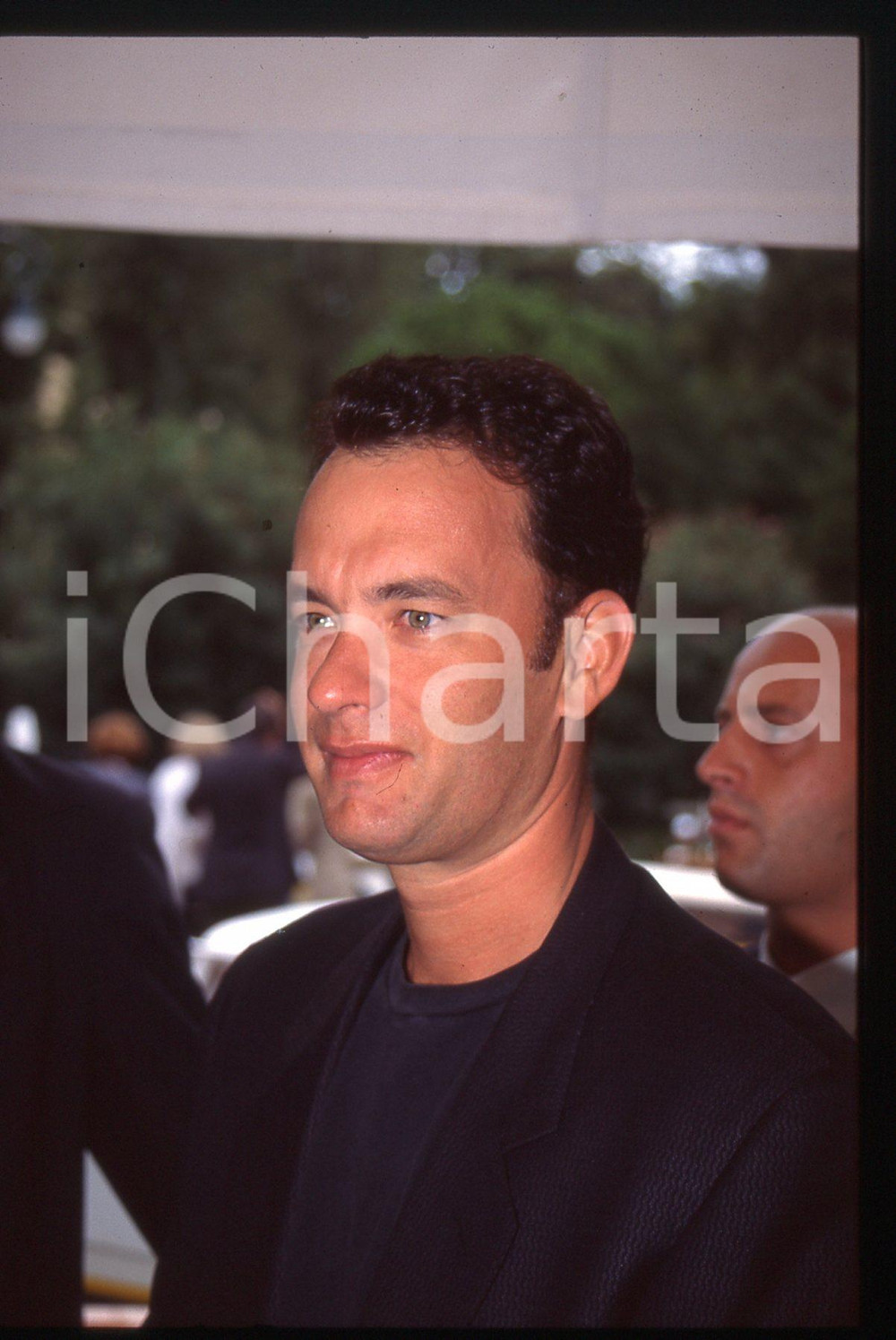 Tom HANKS - FESTIVAL CINEMA VENEZIA 1994 35 mm vintage slide 66 Diapositiva d'epoca, in formato 35 mm.CONDIZIONI: GOODE' severamente vietata la riproduzione. Tutti i diritti sono riservati.ICharta mette in vendita, sul negozio eBay e in esclusiva sul sito "icharta" il proprio archivio composto da numerose diapositive e negativi fotografici d'epoca, tutti originali e autentici, che attraversano la storia del costume italiano tra gli la fine degli anni Sessanta e Novanta.Si tratta di uno sguardo inedito sull'attualità, la politica, la vita quotidiana, il gossip e la cultura, che fotografa il cambiamento della nazione in quest'ultimo scorcio del XX secolo. Un'occasione unica per il mercato del collezionismo, che vede finalmente disponibile un archivio eccezionale per vastità, tematiche e condizioni, in un settore (il negativo fotografico e la diapositiva) di assoluta novità e dalle interessanti prospettive di investimento.  GOOD/buono   originale e autentica 1