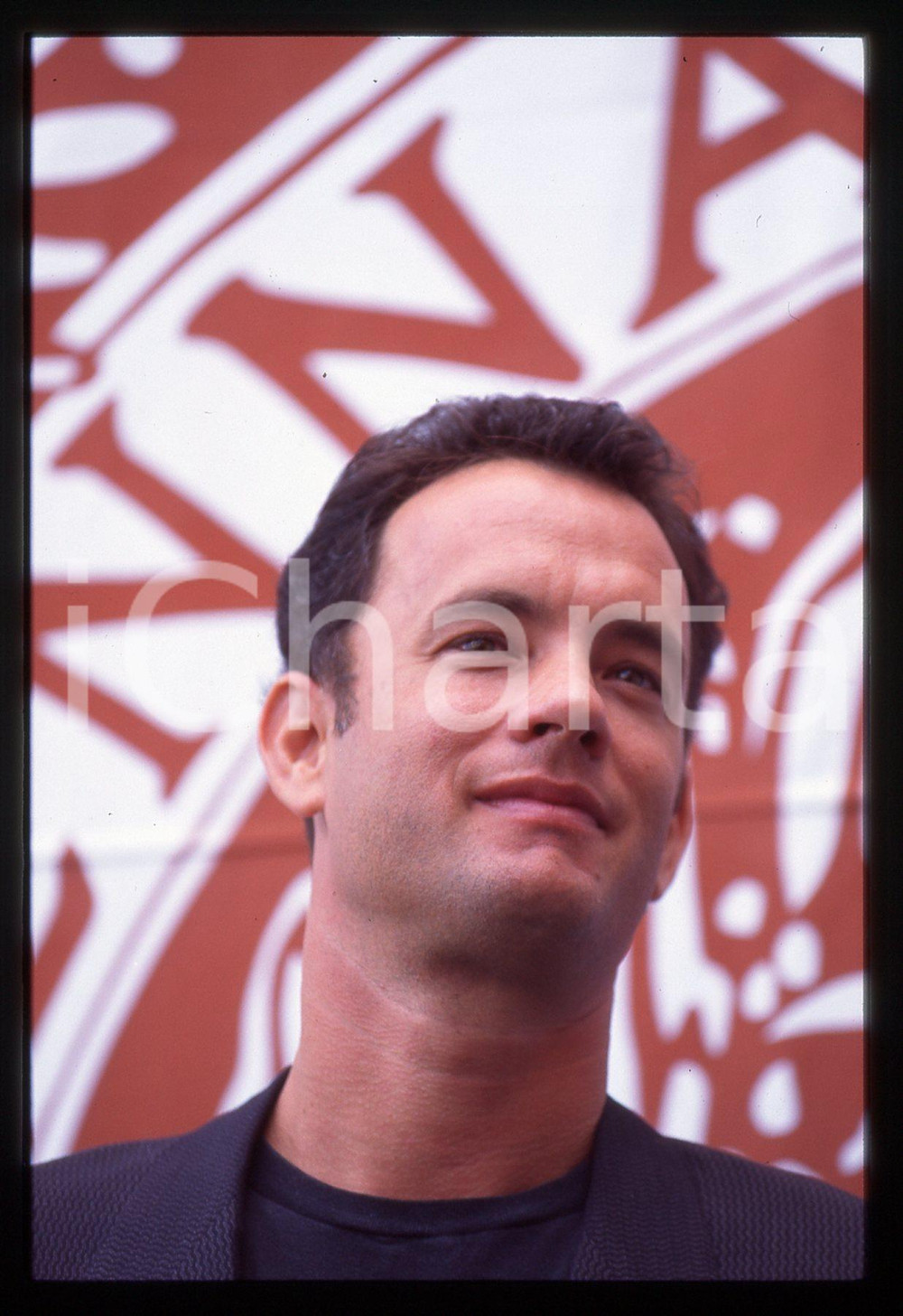 Tom HANKS - FESTIVAL CINEMA VENEZIA 1994 35 mm vintage slide 67 Diapositiva d'epoca, in formato 35 mm.CONDIZIONI: GOODE' severamente vietata la riproduzione. Tutti i diritti sono riservati.ICharta mette in vendita, sul negozio eBay e in esclusiva sul sito "icharta" il proprio archivio composto da numerose diapositive e negativi fotografici d'epoca, tutti originali e autentici, che attraversano la storia del costume italiano tra gli la fine degli anni Sessanta e Novanta.Si tratta di uno sguardo inedito sull'attualità, la politica, la vita quotidiana, il gossip e la cultura, che fotografa il cambiamento della nazione in quest'ultimo scorcio del XX secolo. Un'occasione unica per il mercato del collezionismo, che vede finalmente disponibile un archivio eccezionale per vastità, tematiche e condizioni, in un settore (il negativo fotografico e la diapositiva) di assoluta novità e dalle interessanti prospettive di investimento.  GOOD/buono   originale e autentica 1