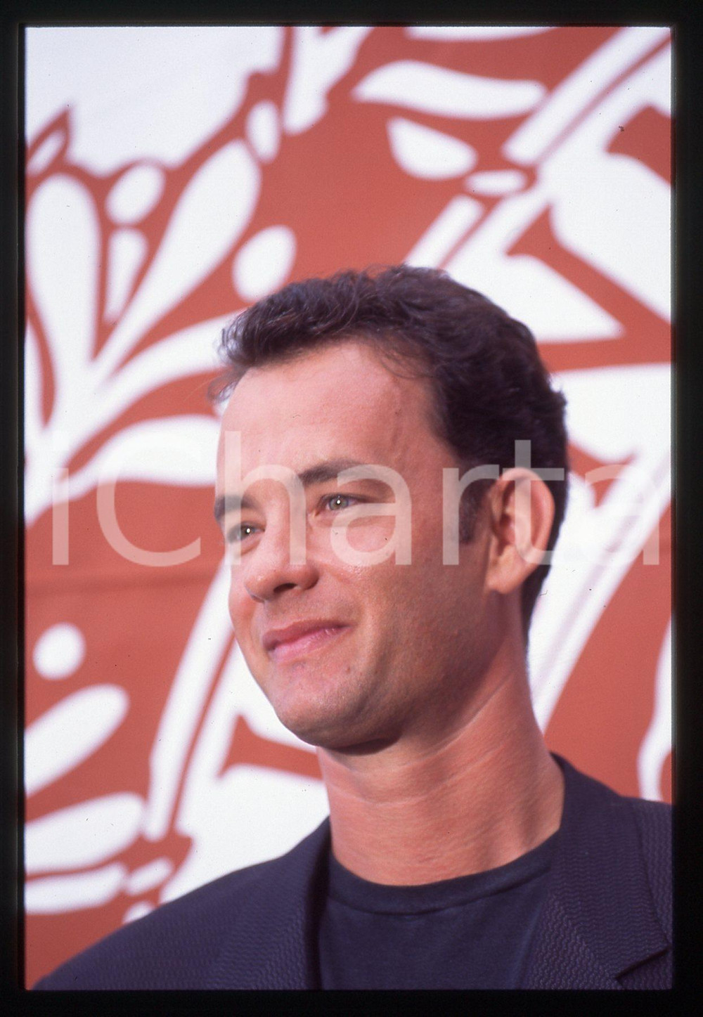 Tom HANKS - FESTIVAL CINEMA VENEZIA 1994 35 mm vintage slide 68 Diapositiva d'epoca, in formato 35 mm.CONDIZIONI: GOODE' severamente vietata la riproduzione. Tutti i diritti sono riservati.ICharta mette in vendita, sul negozio eBay e in esclusiva sul sito "icharta" il proprio archivio composto da numerose diapositive e negativi fotografici d'epoca, tutti originali e autentici, che attraversano la storia del costume italiano tra gli la fine degli anni Sessanta e Novanta.Si tratta di uno sguardo inedito sull'attualità, la politica, la vita quotidiana, il gossip e la cultura, che fotografa il cambiamento della nazione in quest'ultimo scorcio del XX secolo. Un'occasione unica per il mercato del collezionismo, che vede finalmente disponibile un archivio eccezionale per vastità, tematiche e condizioni, in un settore (il negativo fotografico e la diapositiva) di assoluta novità e dalle interessanti prospettive di investimento.  GOOD/buono   originale e autentica 1