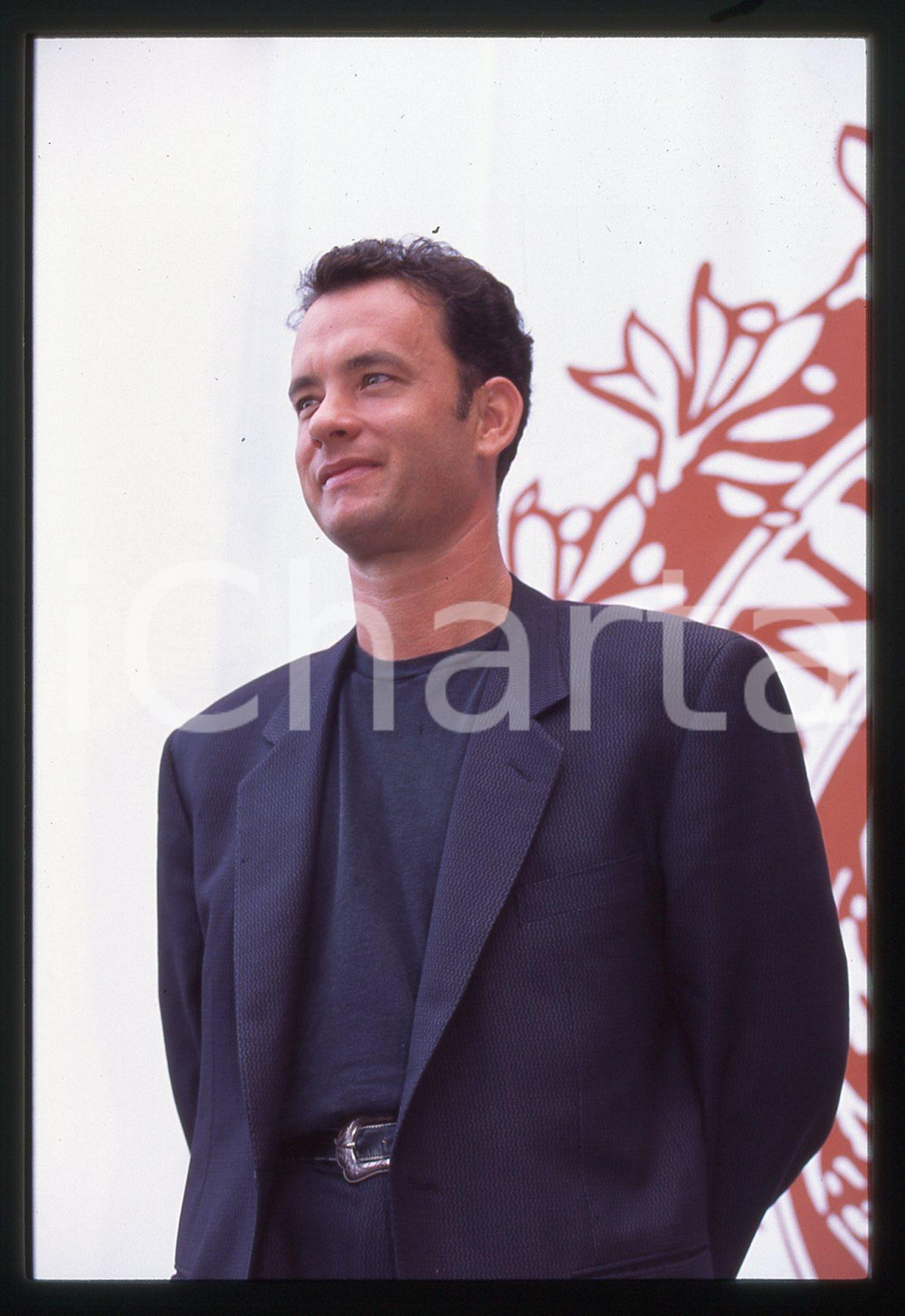 Tom HANKS - FESTIVAL CINEMA VENEZIA 1994 35 mm vintage slide 69 Diapositiva d'epoca, in formato 35 mm.CONDIZIONI: GOODE' severamente vietata la riproduzione. Tutti i diritti sono riservati.ICharta mette in vendita, sul negozio eBay e in esclusiva sul sito "icharta" il proprio archivio composto da numerose diapositive e negativi fotografici d'epoca, tutti originali e autentici, che attraversano la storia del costume italiano tra gli la fine degli anni Sessanta e Novanta.Si tratta di uno sguardo inedito sull'attualità, la politica, la vita quotidiana, il gossip e la cultura, che fotografa il cambiamento della nazione in quest'ultimo scorcio del XX secolo. Un'occasione unica per il mercato del collezionismo, che vede finalmente disponibile un archivio eccezionale per vastità, tematiche e condizioni, in un settore (il negativo fotografico e la diapositiva) di assoluta novità e dalle interessanti prospettive di investimento.  GOOD/buono   originale e autentica 1