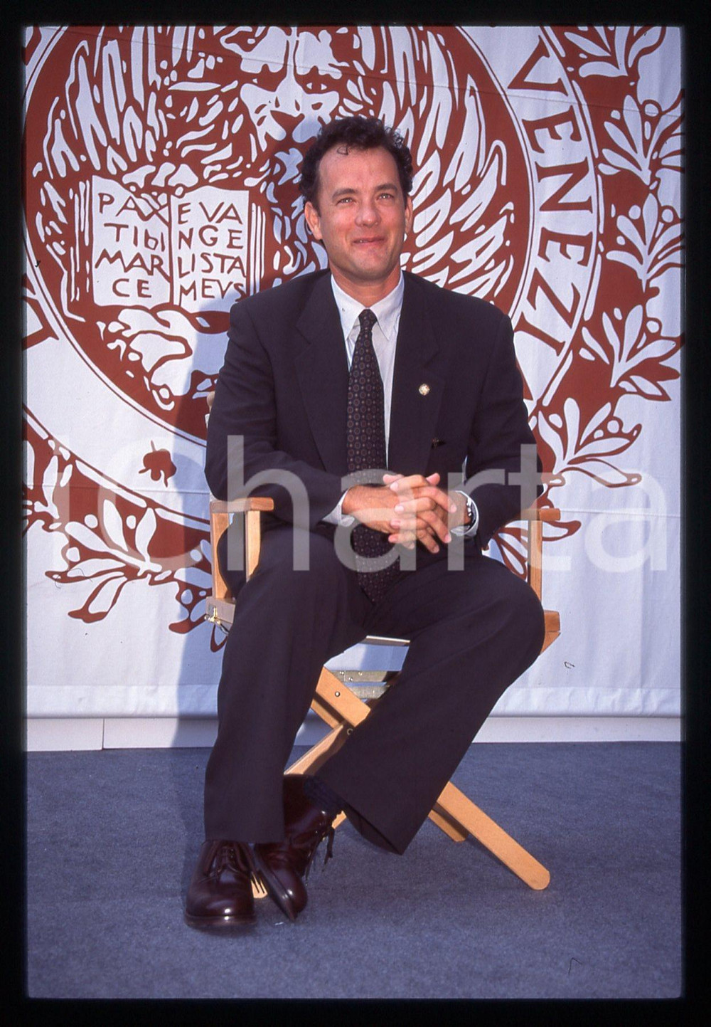 Tom HANKS - FESTIVAL CINEMA VENEZIA 1995 35 mm vintage slide 36 Diapositiva d'epoca, in formato 35 mm.CONDIZIONI: GOODE' severamente vietata la riproduzione. Tutti i diritti sono riservati.ICharta mette in vendita, sul negozio eBay e in esclusiva sul sito "icharta" il proprio archivio composto da numerose diapositive e negativi fotografici d'epoca, tutti originali e autentici, che attraversano la storia del costume italiano tra gli la fine degli anni Sessanta e Novanta.Si tratta di uno sguardo inedito sull'attualità, la politica, la vita quotidiana, il gossip e la cultura, che fotografa il cambiamento della nazione in quest'ultimo scorcio del XX secolo. Un'occasione unica per il mercato del collezionismo, che vede finalmente disponibile un archivio eccezionale per vastità, tematiche e condizioni, in un settore (il negativo fotografico e la diapositiva) di assoluta novità e dalle interessanti prospettive di investimento.  GOOD/buono   originale e autentica 1