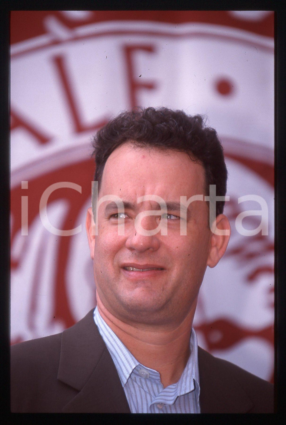 Tom HANKS - FESTIVAL CINEMA VENEZIA 1995 35 mm vintage slide 38 Diapositiva d'epoca, in formato 35 mm.CONDIZIONI: GOODE' severamente vietata la riproduzione. Tutti i diritti sono riservati.ICharta mette in vendita, sul negozio eBay e in esclusiva sul sito "icharta" il proprio archivio composto da numerose diapositive e negativi fotografici d'epoca, tutti originali e autentici, che attraversano la storia del costume italiano tra gli la fine degli anni Sessanta e Novanta.Si tratta di uno sguardo inedito sull'attualità, la politica, la vita quotidiana, il gossip e la cultura, che fotografa il cambiamento della nazione in quest'ultimo scorcio del XX secolo. Un'occasione unica per il mercato del collezionismo, che vede finalmente disponibile un archivio eccezionale per vastità, tematiche e condizioni, in un settore (il negativo fotografico e la diapositiva) di assoluta novità e dalle interessanti prospettive di investimento.  GOOD/buono   originale e autentica 1