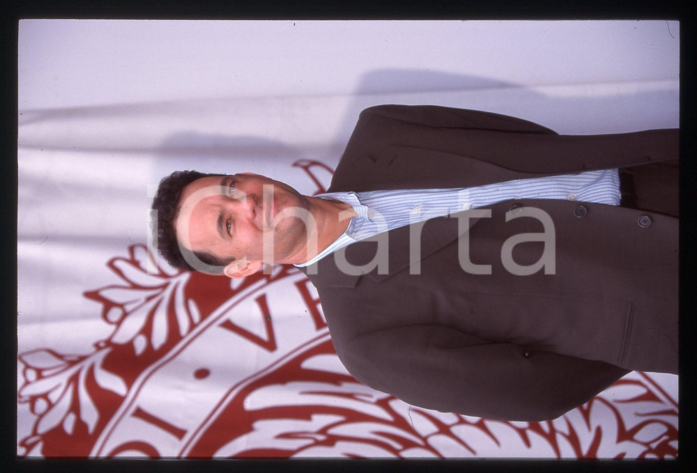 Tom HANKS - FESTIVAL CINEMA VENEZIA 1995 35 mm vintage slide 39 Diapositiva d'epoca, in formato 35 mm.CONDIZIONI: GOODE' severamente vietata la riproduzione. Tutti i diritti sono riservati.ICharta mette in vendita, sul negozio eBay e in esclusiva sul sito "icharta" il proprio archivio composto da numerose diapositive e negativi fotografici d'epoca, tutti originali e autentici, che attraversano la storia del costume italiano tra gli la fine degli anni Sessanta e Novanta.Si tratta di uno sguardo inedito sull'attualità, la politica, la vita quotidiana, il gossip e la cultura, che fotografa il cambiamento della nazione in quest'ultimo scorcio del XX secolo. Un'occasione unica per il mercato del collezionismo, che vede finalmente disponibile un archivio eccezionale per vastità, tematiche e condizioni, in un settore (il negativo fotografico e la diapositiva) di assoluta novità e dalle interessanti prospettive di investimento.  GOOD/buono   originale e autentica 1