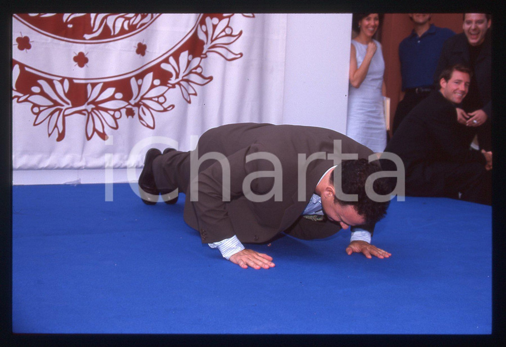 Tom HANKS - FESTIVAL CINEMA VENEZIA 1995 35 mm vintage slide 40 Diapositiva d'epoca, in formato 35 mm.CONDIZIONI: GOODE' severamente vietata la riproduzione. Tutti i diritti sono riservati.ICharta mette in vendita, sul negozio eBay e in esclusiva sul sito "icharta" il proprio archivio composto da numerose diapositive e negativi fotografici d'epoca, tutti originali e autentici, che attraversano la storia del costume italiano tra gli la fine degli anni Sessanta e Novanta.Si tratta di uno sguardo inedito sull'attualità, la politica, la vita quotidiana, il gossip e la cultura, che fotografa il cambiamento della nazione in quest'ultimo scorcio del XX secolo. Un'occasione unica per il mercato del collezionismo, che vede finalmente disponibile un archivio eccezionale per vastità, tematiche e condizioni, in un settore (il negativo fotografico e la diapositiva) di assoluta novità e dalle interessanti prospettive di investimento.  GOOD/buono   originale e autentica 1
