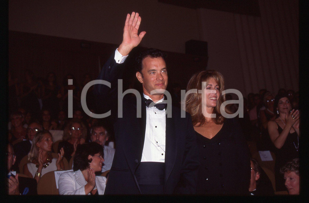 Tom HANKS e Rita WILSON - FESTIVAL CINEMA CANNES 1995 ca 35 mm vintage slide 32 Diapositiva d'epoca, in formato 35 mm.CONDIZIONI: GOODE' severamente vietata la riproduzione. Tutti i diritti sono riservati.ICharta mette in vendita, sul negozio eBay e in esclusiva sul sito "icharta" il proprio archivio composto da numerose diapositive e negativi fotografici d'epoca, tutti originali e autentici, che attraversano la storia del costume italiano tra gli la fine degli anni Sessanta e Novanta.Si tratta di uno sguardo inedito sull'attualità, la politica, la vita quotidiana, il gossip e la cultura, che fotografa il cambiamento della nazione in quest'ultimo scorcio del XX secolo. Un'occasione unica per il mercato del collezionismo, che vede finalmente disponibile un archivio eccezionale per vastità, tematiche e condizioni, in un settore (il negativo fotografico e la diapositiva) di assoluta novità e dalle interessanti prospettive di investimento.  GOOD/buono   originale e autentica 1
