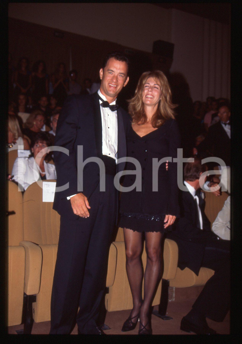 Tom HANKS e Rita WILSON - FESTIVAL CINEMA CANNES 1995 ca 35 mm vintage slide 34 Diapositiva d'epoca, in formato 35 mm.CONDIZIONI: GOODE' severamente vietata la riproduzione. Tutti i diritti sono riservati.ICharta mette in vendita, sul negozio eBay e in esclusiva sul sito "icharta" il proprio archivio composto da numerose diapositive e negativi fotografici d'epoca, tutti originali e autentici, che attraversano la storia del costume italiano tra gli la fine degli anni Sessanta e Novanta.Si tratta di uno sguardo inedito sull'attualità, la politica, la vita quotidiana, il gossip e la cultura, che fotografa il cambiamento della nazione in quest'ultimo scorcio del XX secolo. Un'occasione unica per il mercato del collezionismo, che vede finalmente disponibile un archivio eccezionale per vastità, tematiche e condizioni, in un settore (il negativo fotografico e la diapositiva) di assoluta novità e dalle interessanti prospettive di investimento.  GOOD/buono   originale e autentica 1