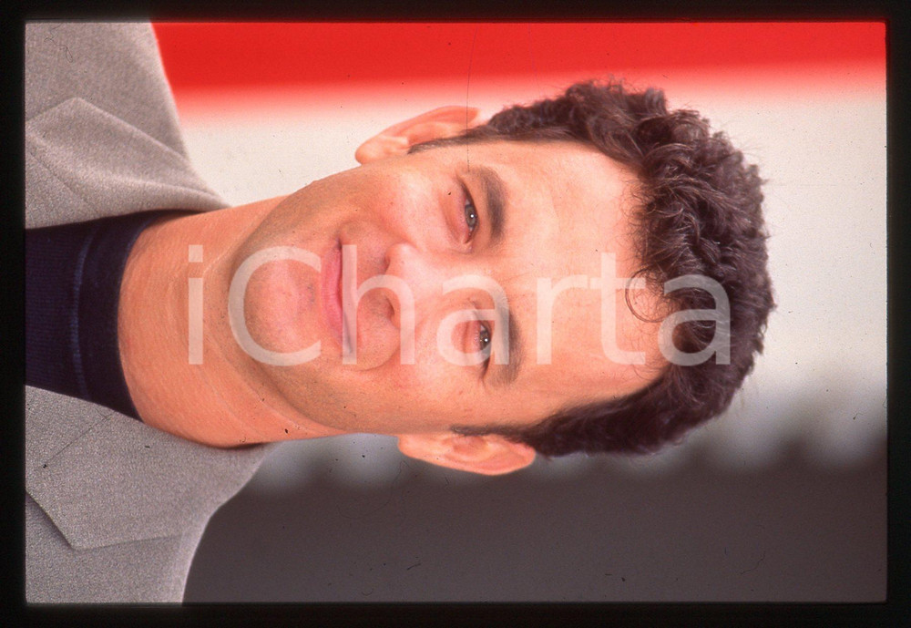 Tom HANKS - CINEMA 1995 ca 35 mm vintage slide 11 Diapositiva d'epoca, in formato 35 mm.CONDIZIONI: GOODE' severamente vietata la riproduzione. Tutti i diritti sono riservati.ICharta mette in vendita, sul negozio eBay e in esclusiva sul sito "icharta" il proprio archivio composto da numerose diapositive e negativi fotografici d'epoca, tutti originali e autentici, che attraversano la storia del costume italiano tra gli la fine degli anni Sessanta e Novanta.Si tratta di uno sguardo inedito sull'attualità, la politica, la vita quotidiana, il gossip e la cultura, che fotografa il cambiamento della nazione in quest'ultimo scorcio del XX secolo. Un'occasione unica per il mercato del collezionismo, che vede finalmente disponibile un archivio eccezionale per vastità, tematiche e condizioni, in un settore (il negativo fotografico e la diapositiva) di assoluta novità e dalle interessanti prospettive di investimento.  GOOD/buono   originale e autentica 1