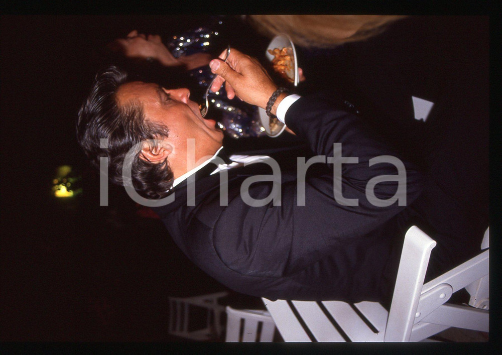 Alain DELON - CINEMA 1990 ca 35 mm vintage slide 3 Diapositiva d'epoca, in formato 35 mm.CONDIZIONI: GOODE' severamente vietata la riproduzione. Tutti i diritti sono riservati.ICharta mette in vendita, sul negozio eBay e in esclusiva sul sito "icharta" il proprio archivio composto da numerose diapositive e negativi fotografici d'epoca, tutti originali e autentici, che attraversano la storia del costume italiano tra gli la fine degli anni Sessanta e Novanta.Si tratta di uno sguardo inedito sull'attualità, la politica, la vita quotidiana, il gossip e la cultura, che fotografa il cambiamento della nazione in quest'ultimo scorcio del XX secolo. Un'occasione unica per il mercato del collezionismo, che vede finalmente disponibile un archivio eccezionale per vastità, tematiche e condizioni, in un settore (il negativo fotografico e la diapositiva) di assoluta novità e dalle interessanti prospettive di investimento.  GOOD/buono   originale e autentica 1