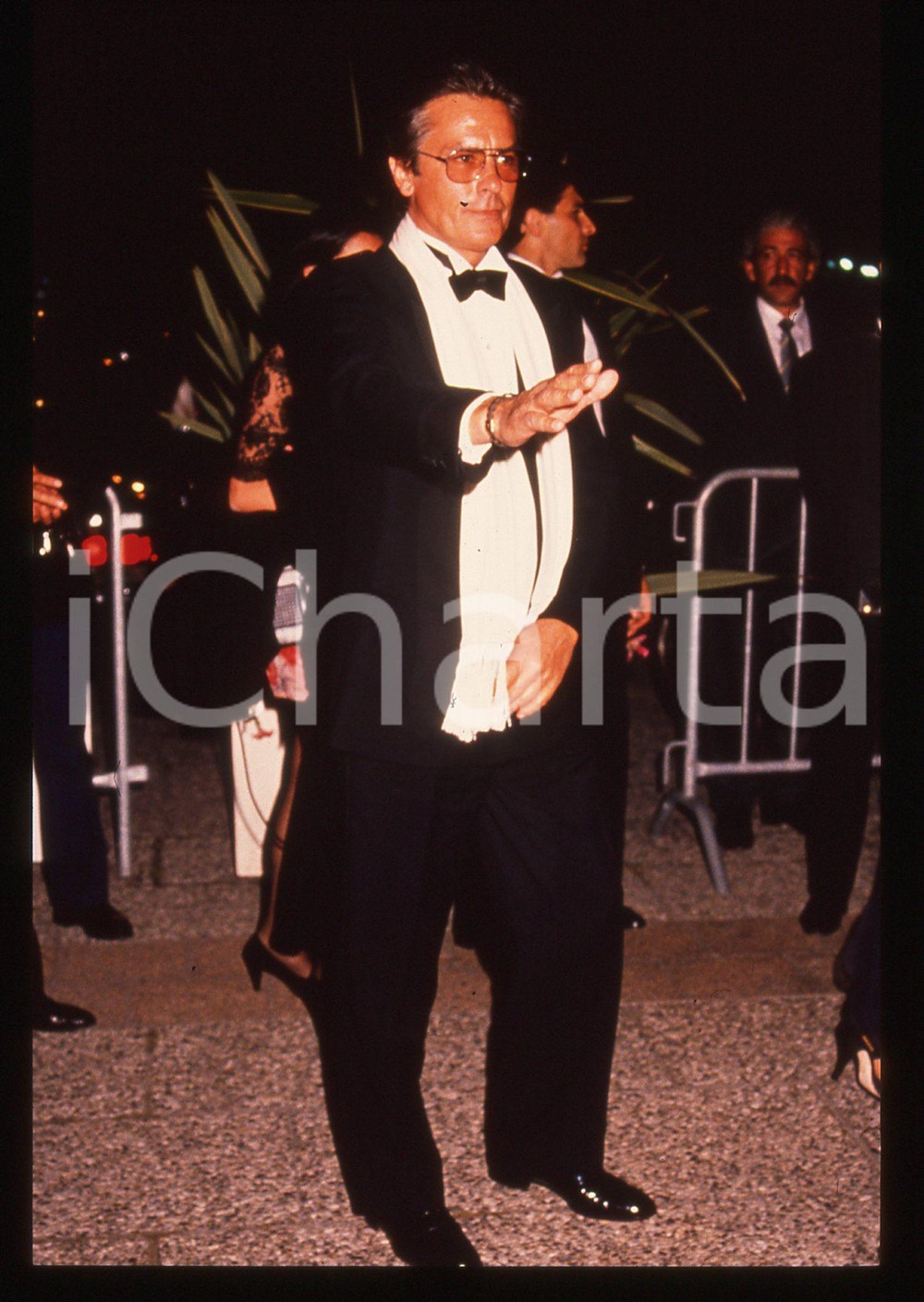 Alain DELON - CINEMA 1990 ca 35 mm vintage slide 4 Diapositiva d'epoca, in formato 35 mm.CONDIZIONI: GOODE' severamente vietata la riproduzione. Tutti i diritti sono riservati.ICharta mette in vendita, sul negozio eBay e in esclusiva sul sito "icharta" il proprio archivio composto da numerose diapositive e negativi fotografici d'epoca, tutti originali e autentici, che attraversano la storia del costume italiano tra gli la fine degli anni Sessanta e Novanta.Si tratta di uno sguardo inedito sull'attualità, la politica, la vita quotidiana, il gossip e la cultura, che fotografa il cambiamento della nazione in quest'ultimo scorcio del XX secolo. Un'occasione unica per il mercato del collezionismo, che vede finalmente disponibile un archivio eccezionale per vastità, tematiche e condizioni, in un settore (il negativo fotografico e la diapositiva) di assoluta novità e dalle interessanti prospettive di investimento.  GOOD/buono   originale e autentica 1