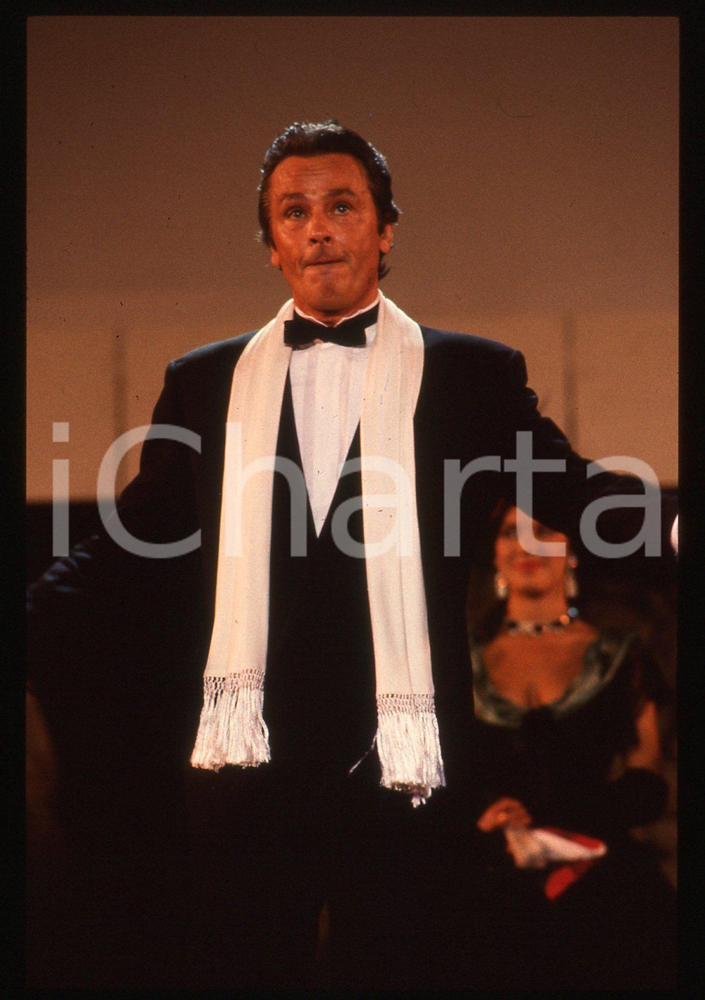 Alain DELON - TEATRO GRECO TAORMINA 1989 35 mm vintage slide 2 Diapositiva d'epoca, in formato 35 mm.CONDIZIONI: GOODE' severamente vietata la riproduzione. Tutti i diritti sono riservati.ICharta mette in vendita, sul negozio eBay e in esclusiva sul sito "icharta" il proprio archivio composto da numerose diapositive e negativi fotografici d'epoca, tutti originali e autentici, che attraversano la storia del costume italiano tra gli la fine degli anni Sessanta e Novanta.Si tratta di uno sguardo inedito sull'attualità, la politica, la vita quotidiana, il gossip e la cultura, che fotografa il cambiamento della nazione in quest'ultimo scorcio del XX secolo. Un'occasione unica per il mercato del collezionismo, che vede finalmente disponibile un archivio eccezionale per vastità, tematiche e condizioni, in un settore (il negativo fotografico e la diapositiva) di assoluta novità e dalle interessanti prospettive di investimento.  GOOD/buono   originale e autentica 1